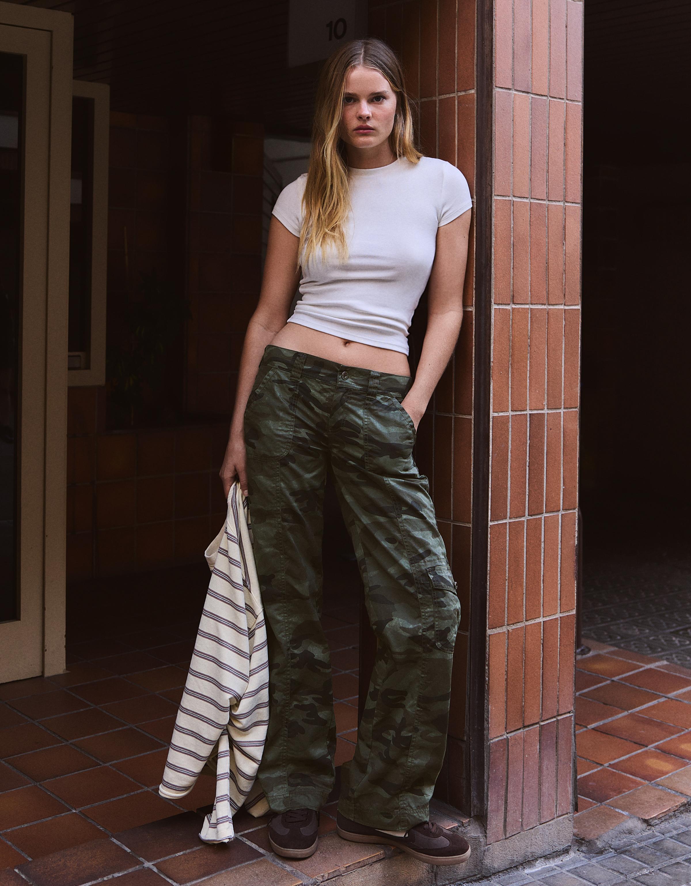 Bershka Pantalón Straight Cargo Camuflaje Mujer Kaki