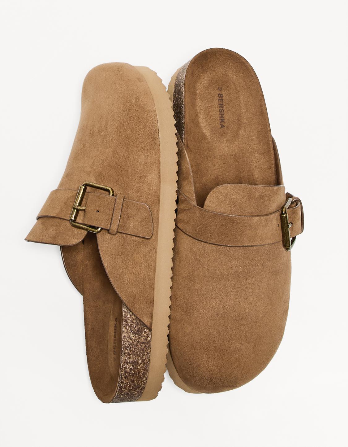 Sabot con fibbia e dettaglio di borchie
