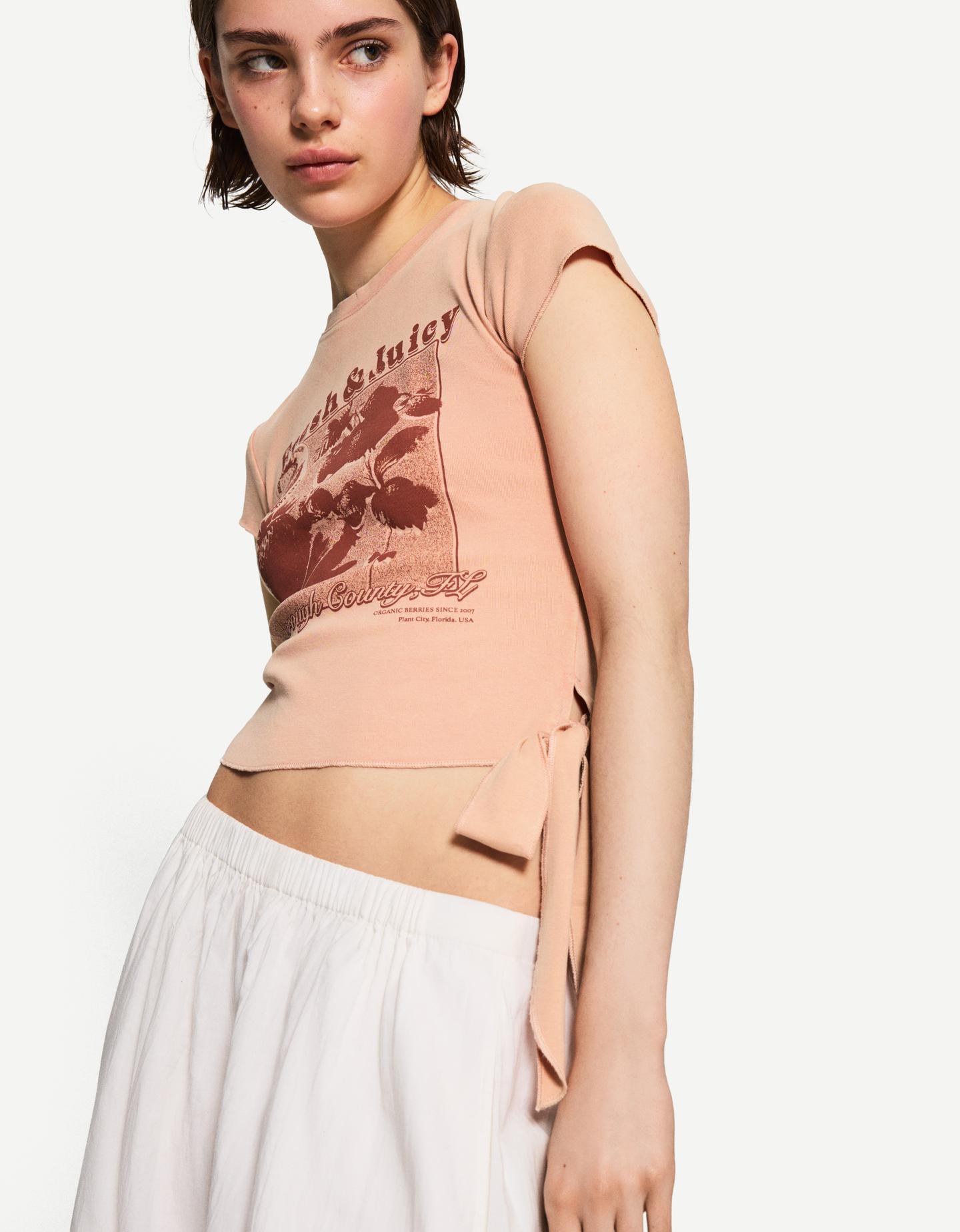 Bershka wzorzysta koszulka z krótkim rękawem i węzłem różowy