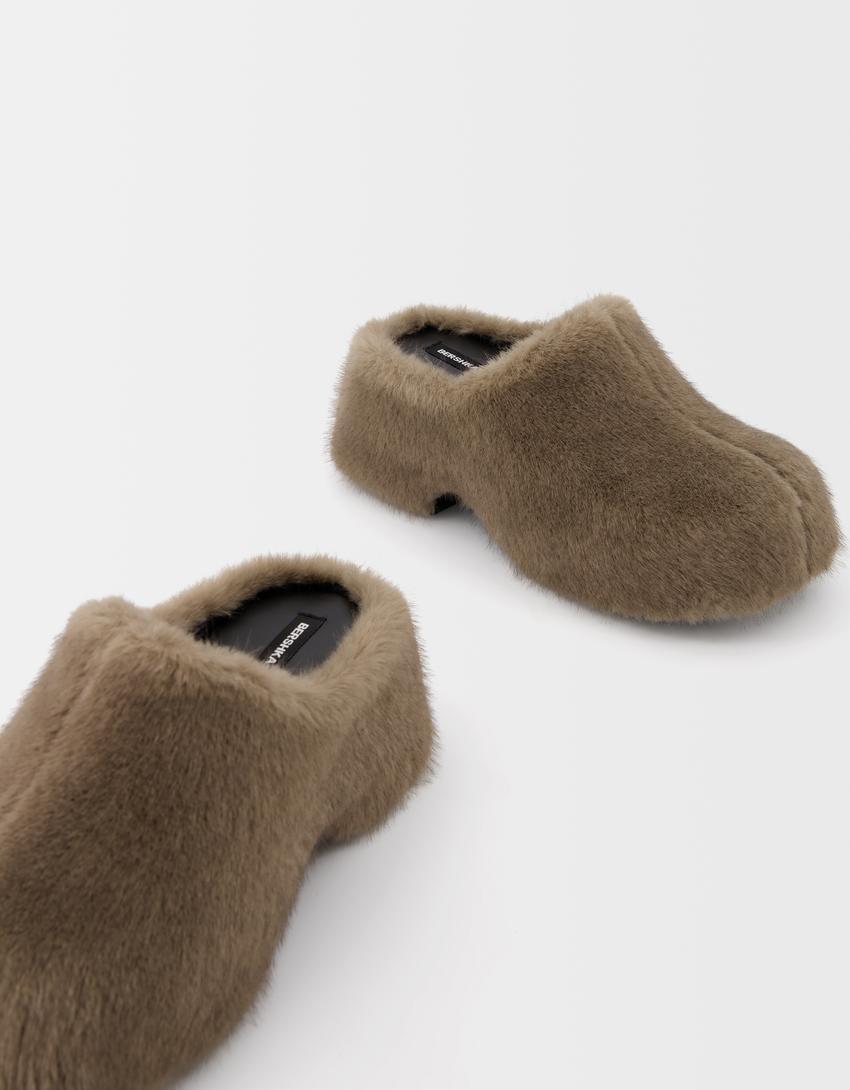 Faux fur platform clogs - Women | Bershka