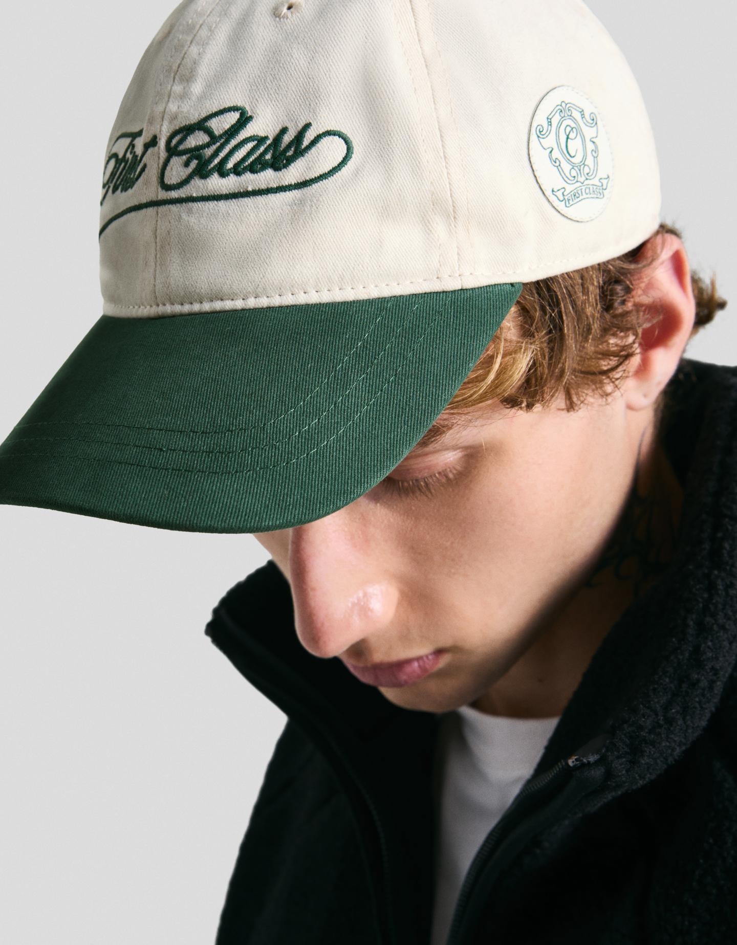 Bershka czapka haftowana kremowy