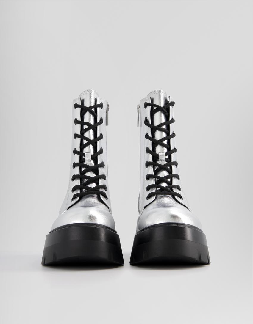 بوت برقبة للكاحل مسطح وممعدن برباط-فضي-3