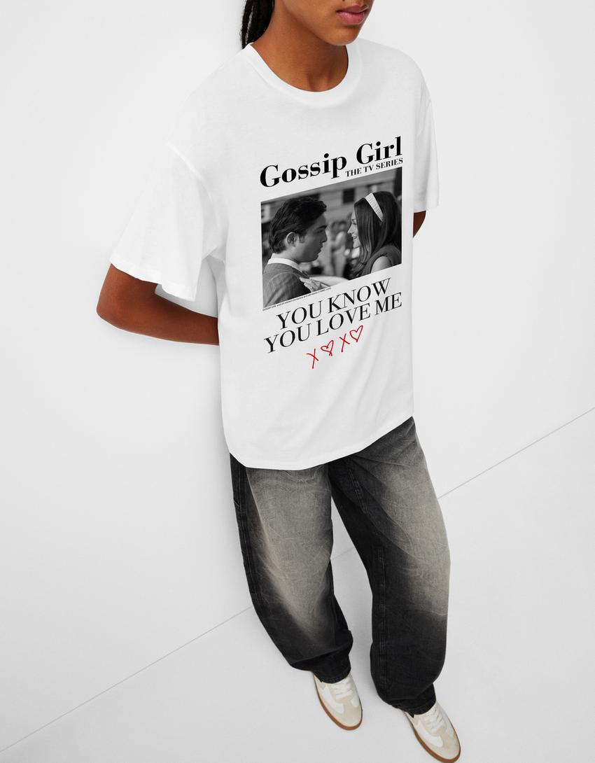 Kortärmad t-shirt Gossip Girl i oversize-modell-Benvit