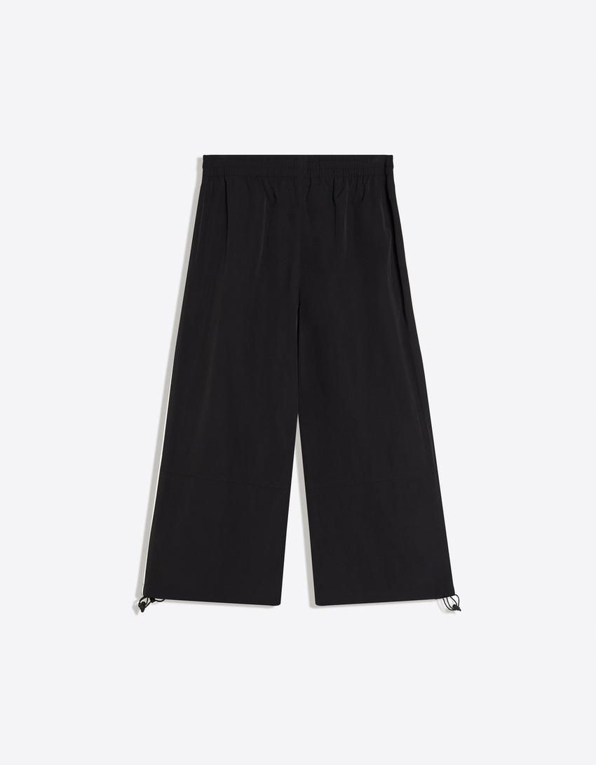 Capri hlače od tehničke tkanine sa stoperima-Crna