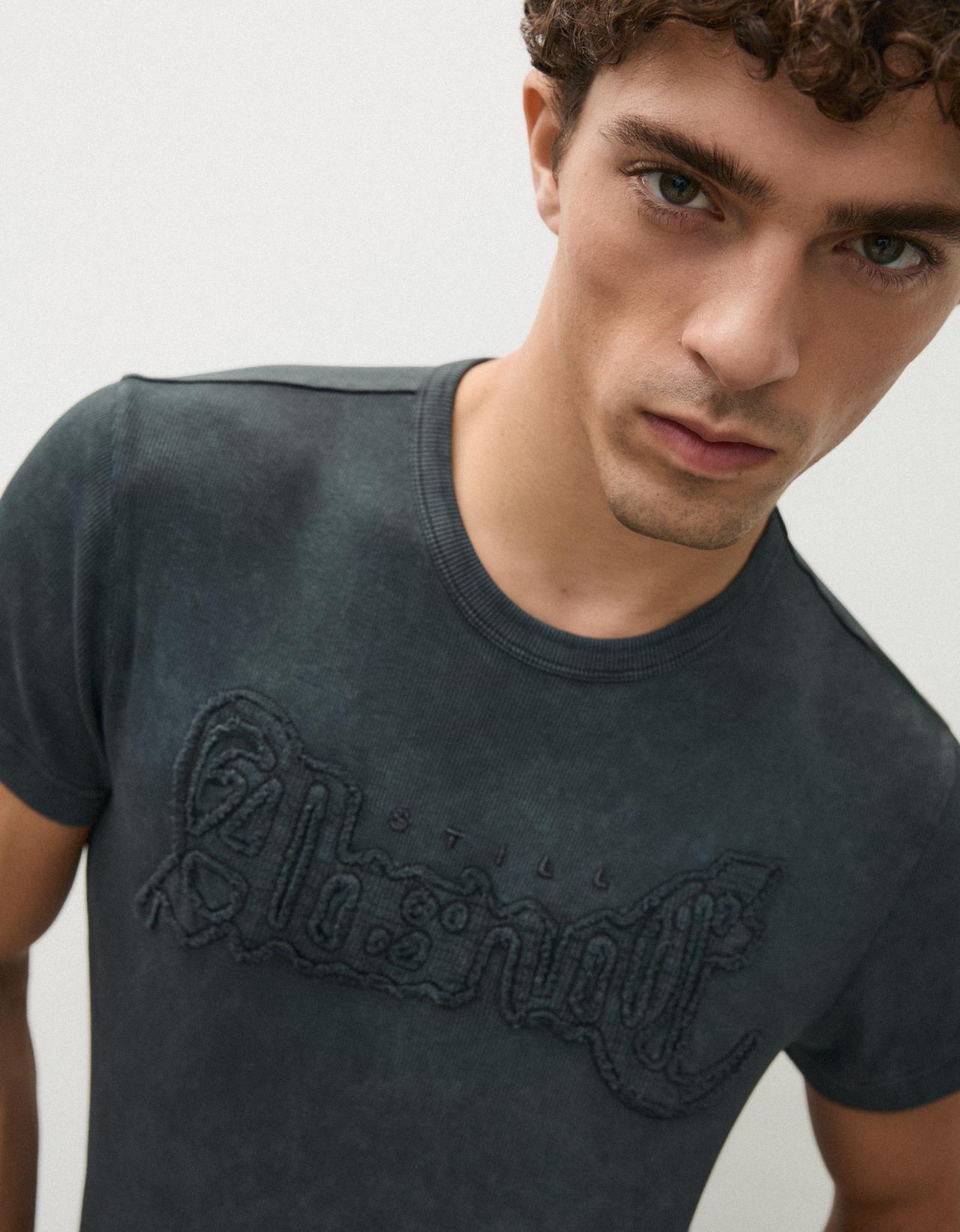 Short sleeve slim fit badge T-shirt — Black