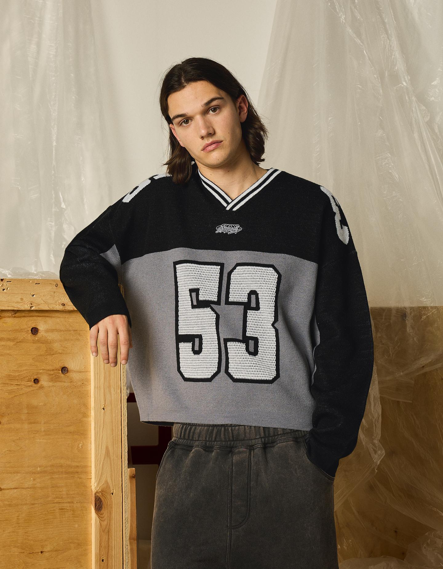 Bershka sportowy sweter z nadrukiem czarny
