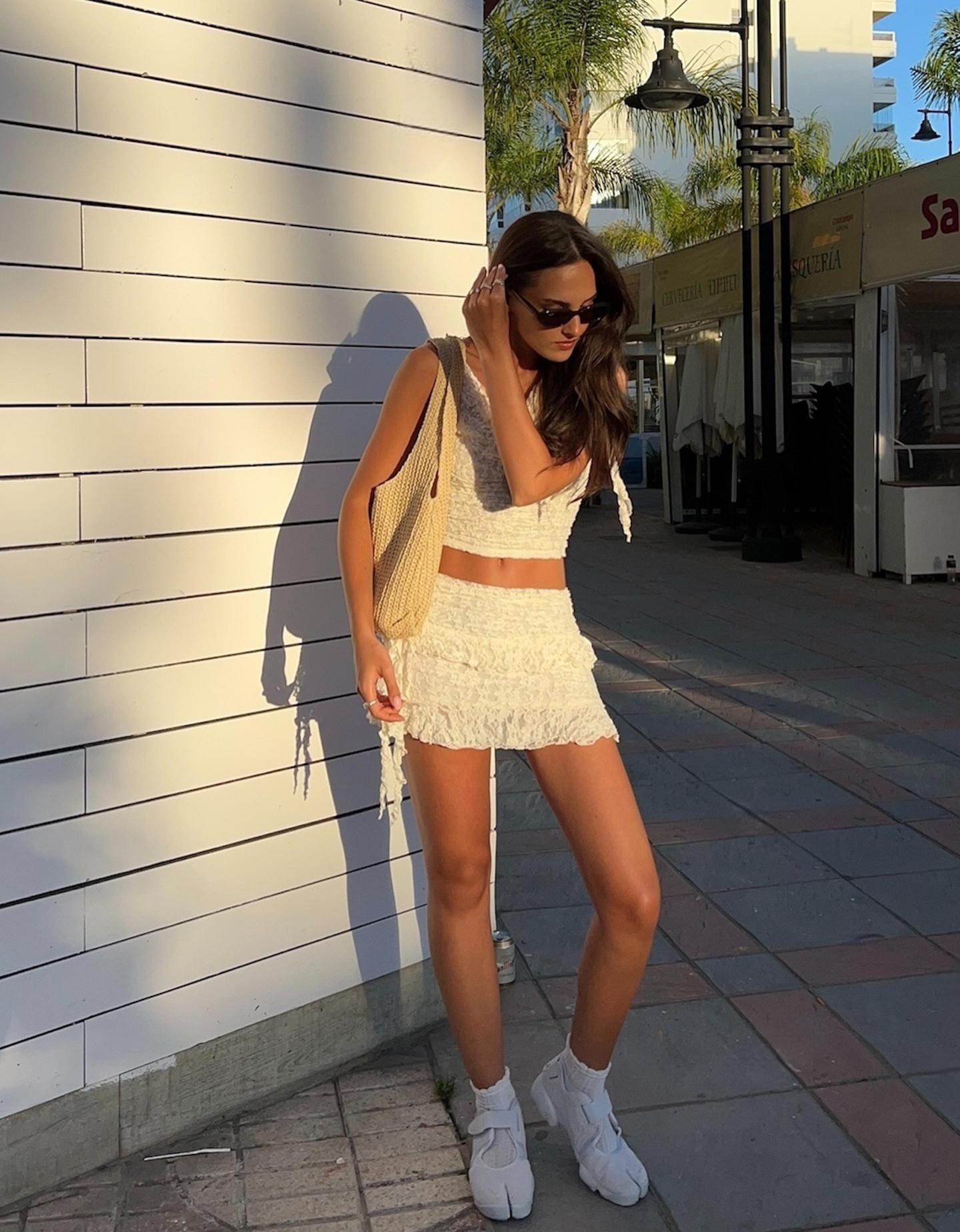 Bershka koronkowa spódnica mini z falbaną kremowy