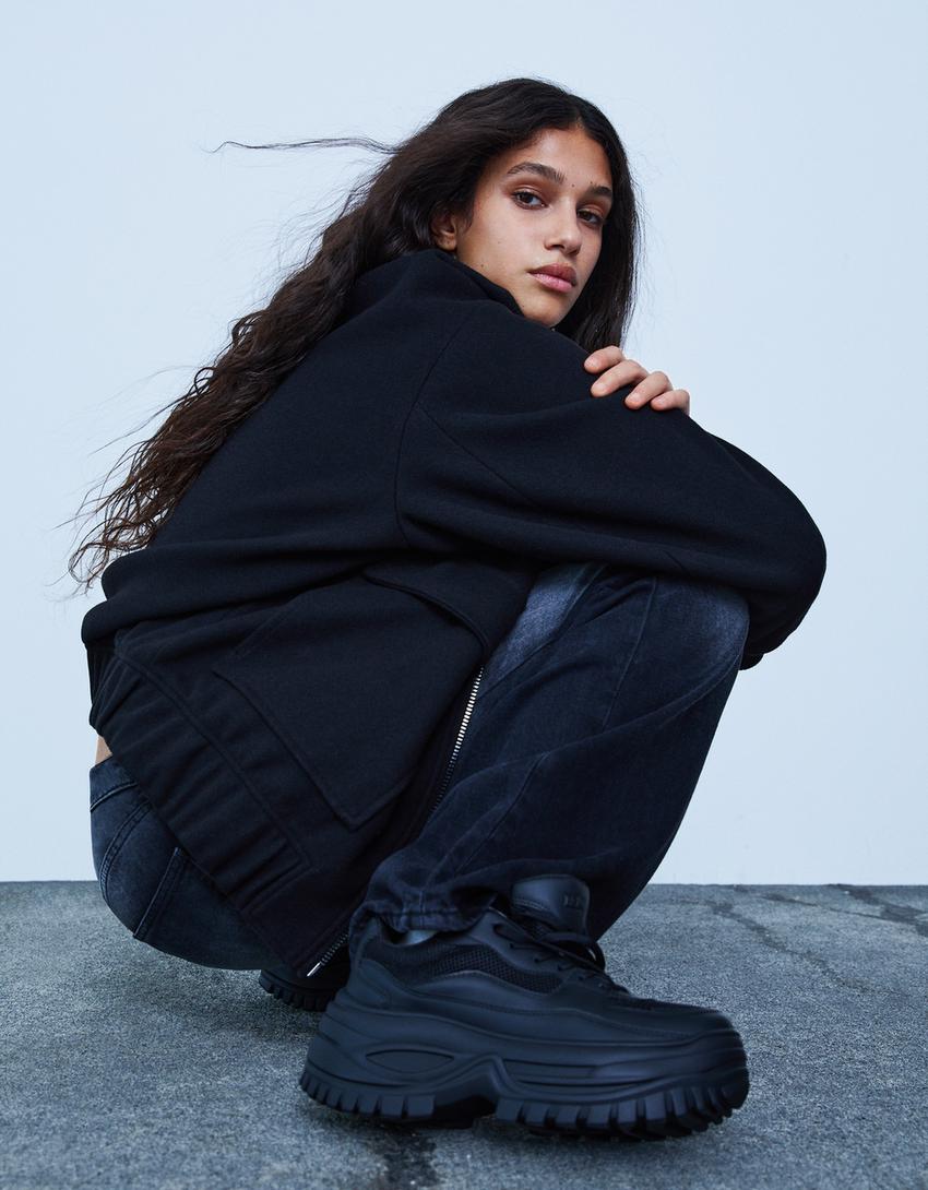 حذاء رياضي بنسيج شبكي ونعل سميك وألوان متباينة-أسود-1