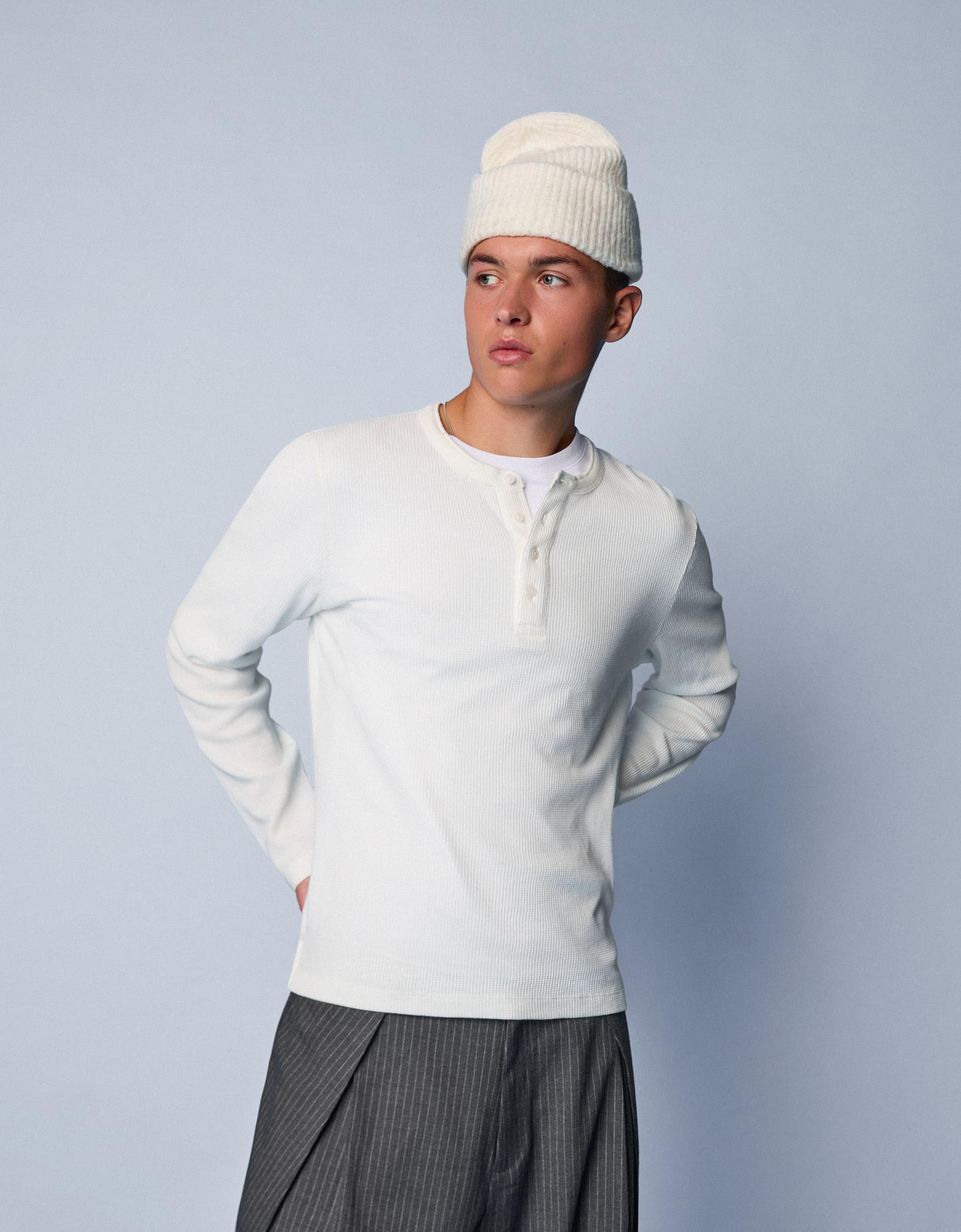 Bershka koszulka henley z długim rękawem o kroju slim biały złamany