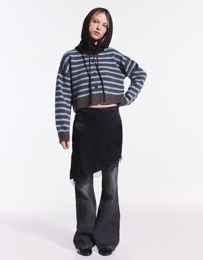 Marra eta botoiak dituen kardigana-Marroia