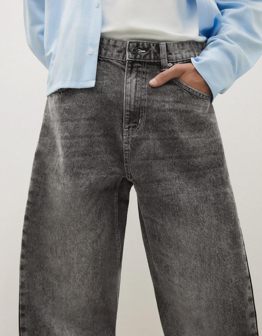 Jeans mit Twisted Fit-Grau