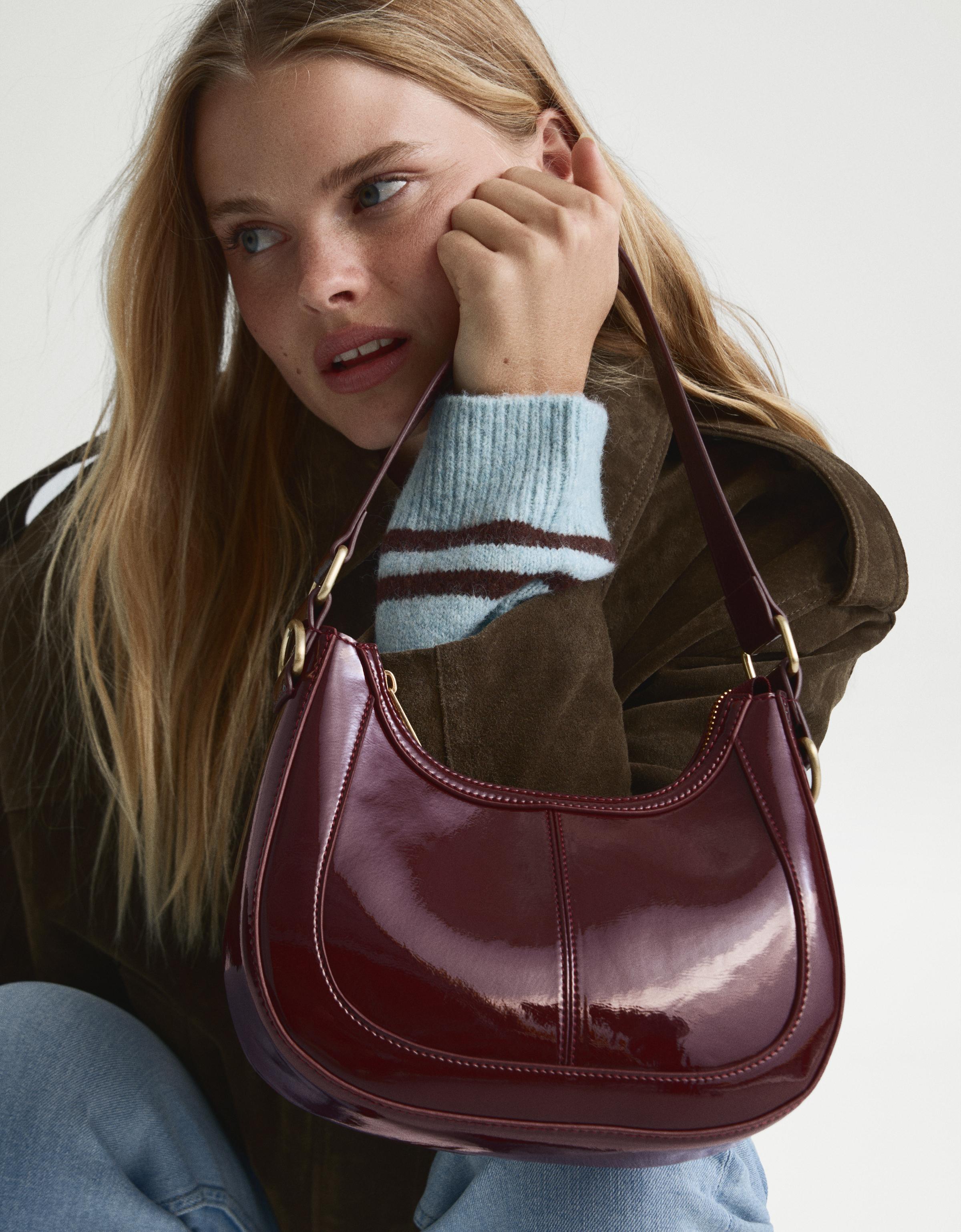 Bershka Schultertasche In Lackoptik Damen Bordeaux