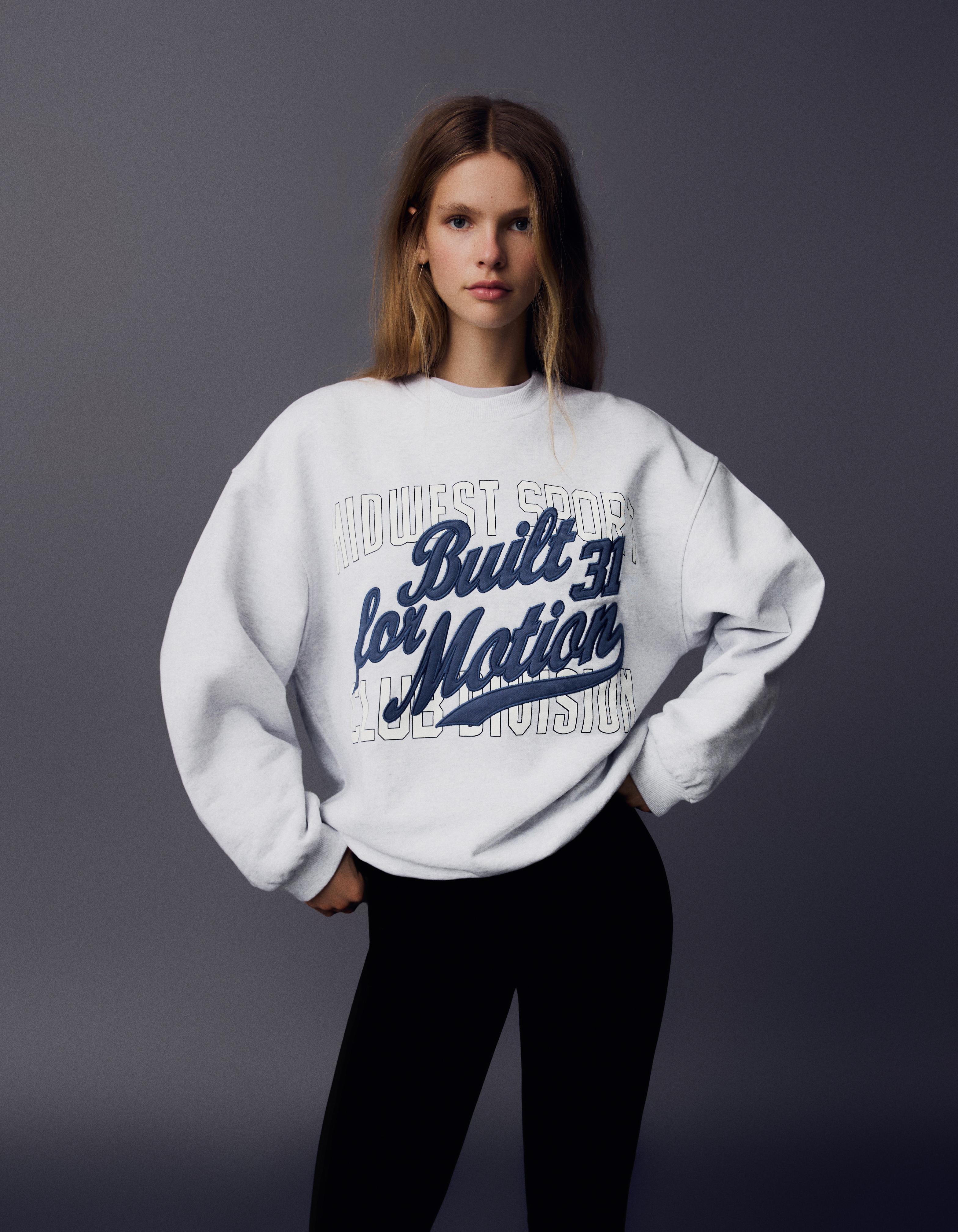Bershka Bluza Oversize Z Okrągłym Dekoltem I Nadrukiem Kobieta Szary