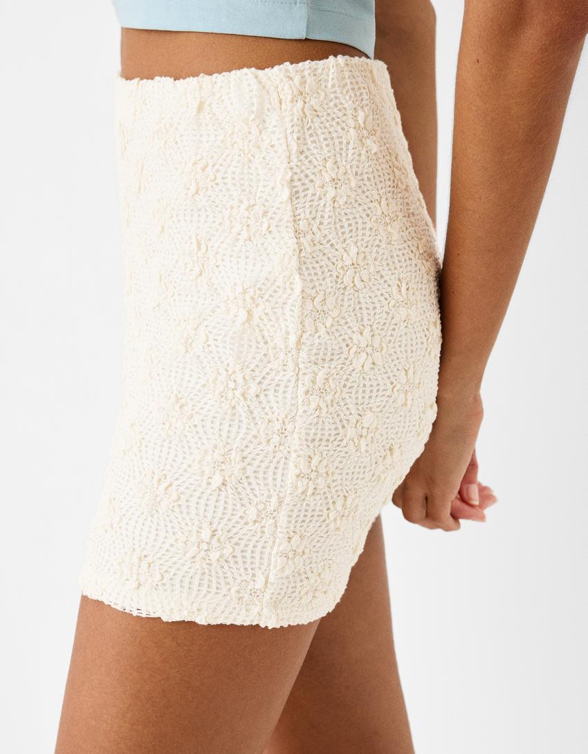 تنورة قصيرة بملمس بارز-كريمي-3