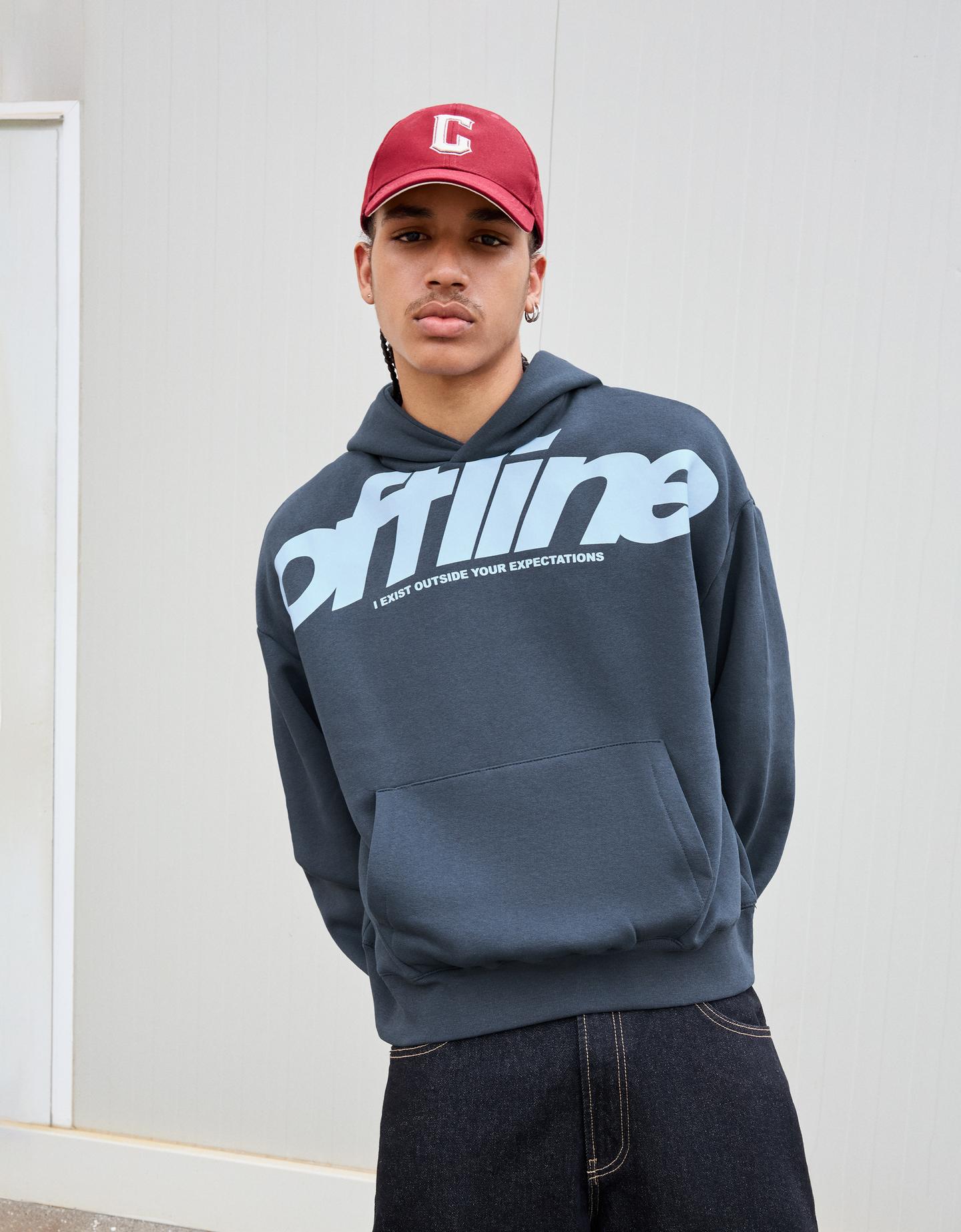 Bershka bluza z kapturem i nadrukiem niebieski