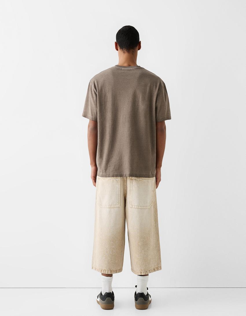 تيشرت بقصّة مربعة وأكمام قصيرة وطبعة-بيج-1