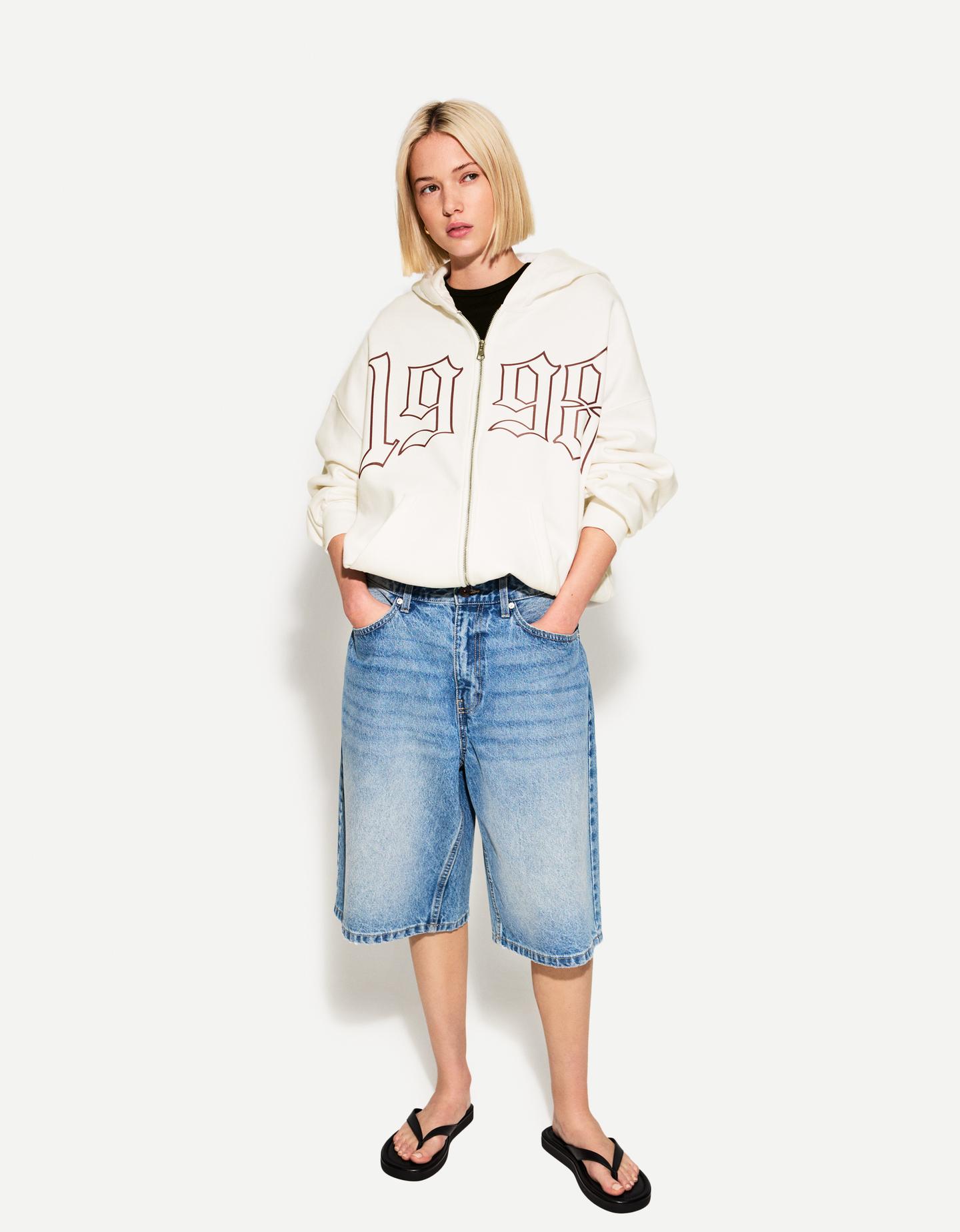 Bershka rozpinana bluza z nadrukiem biały złamany