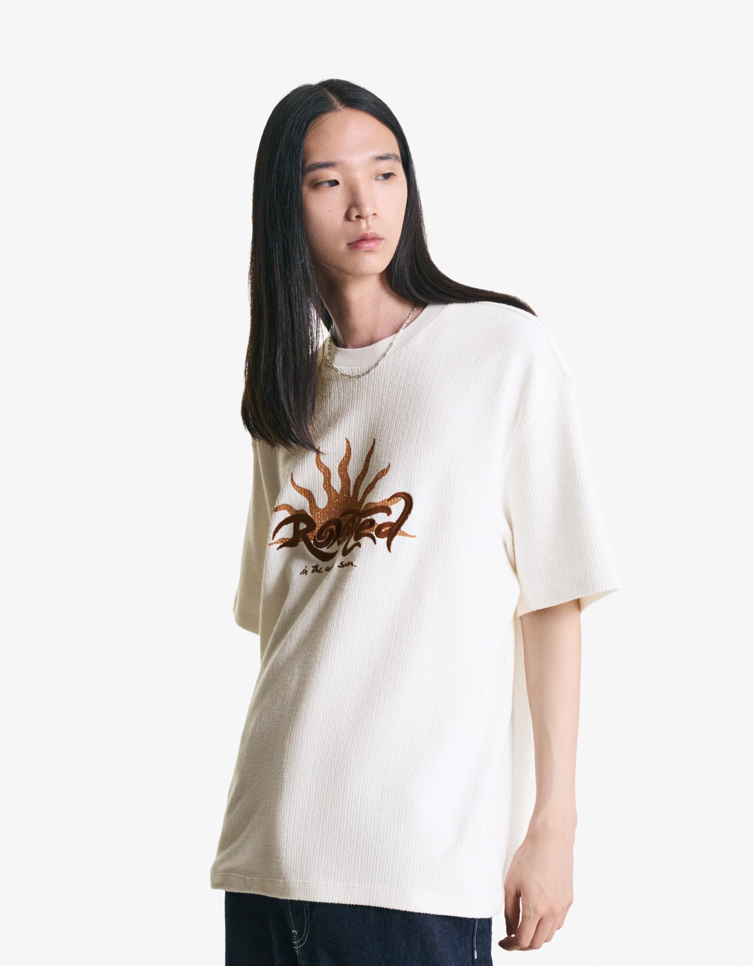 Bershka T-Shirt Mit Kurzen Ärmeln, Struktur Und Stickerei Herren M Grbrochenes Weiss