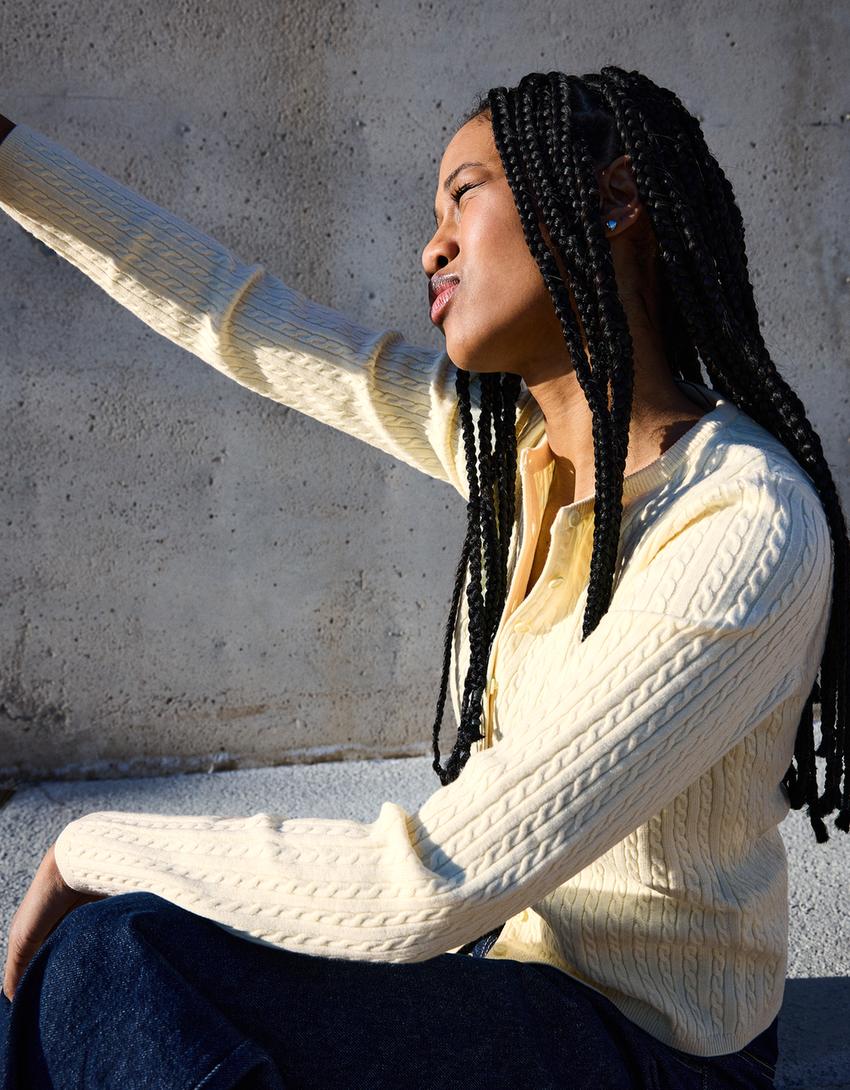 Kardigan z guzikami i warkoczowym splotem-Żółty