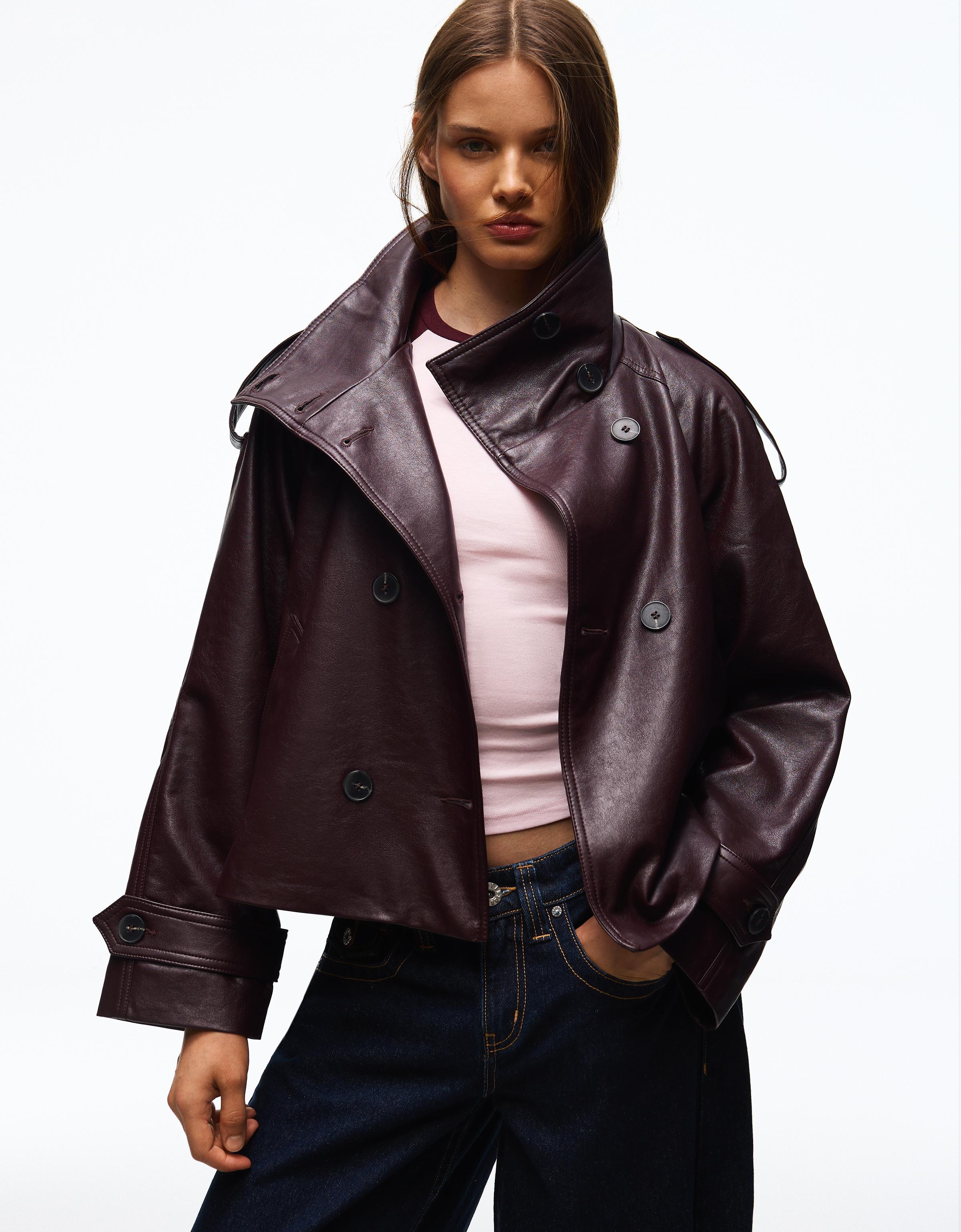 Bershka Cazadora Trench Corta Efecto Piel Mujer Burdeos