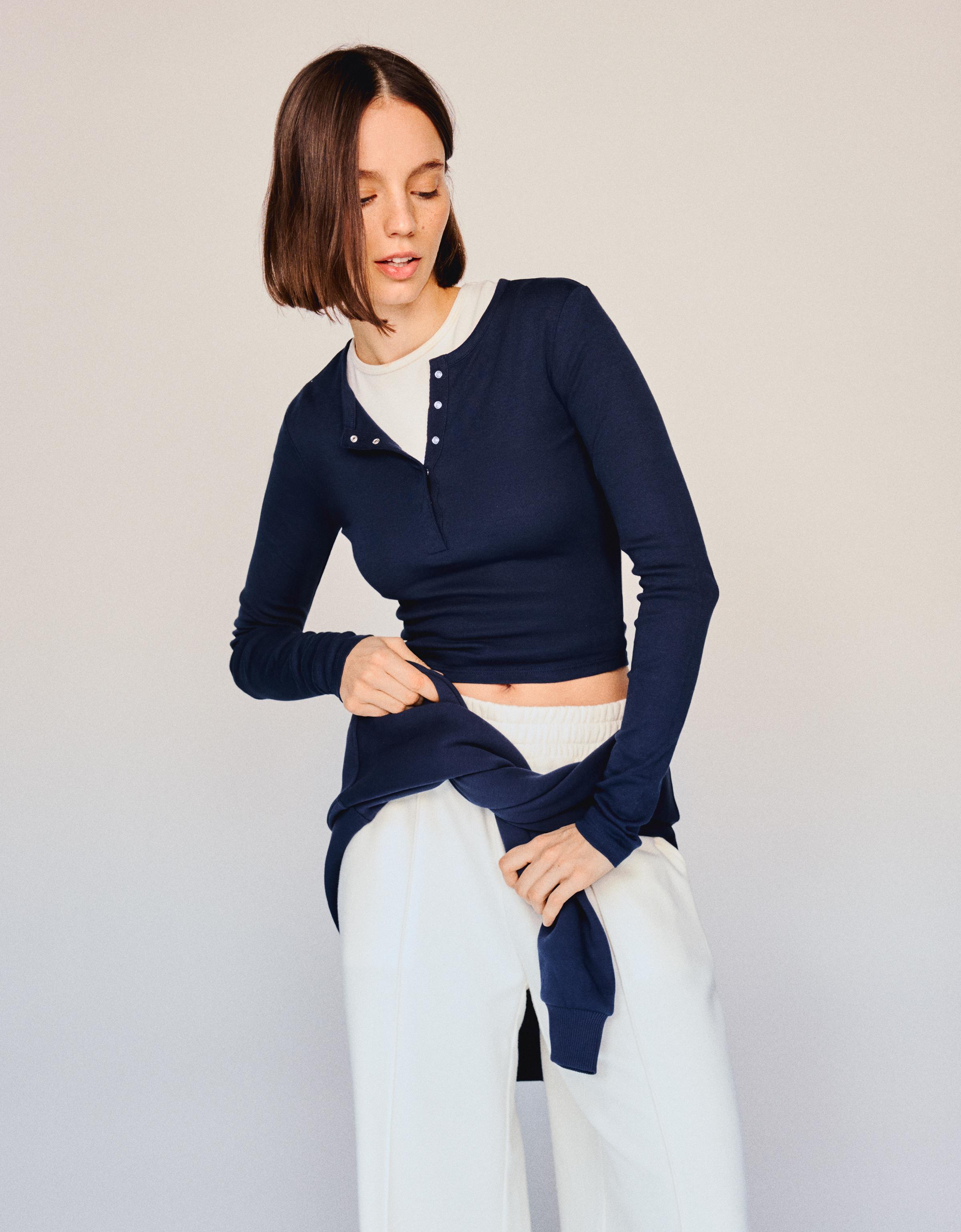 Bershka Langärmliges Shirt Mit Rundem Ausschnitt Und Kurzer Knopfleiste Damen Xs Marinenblau