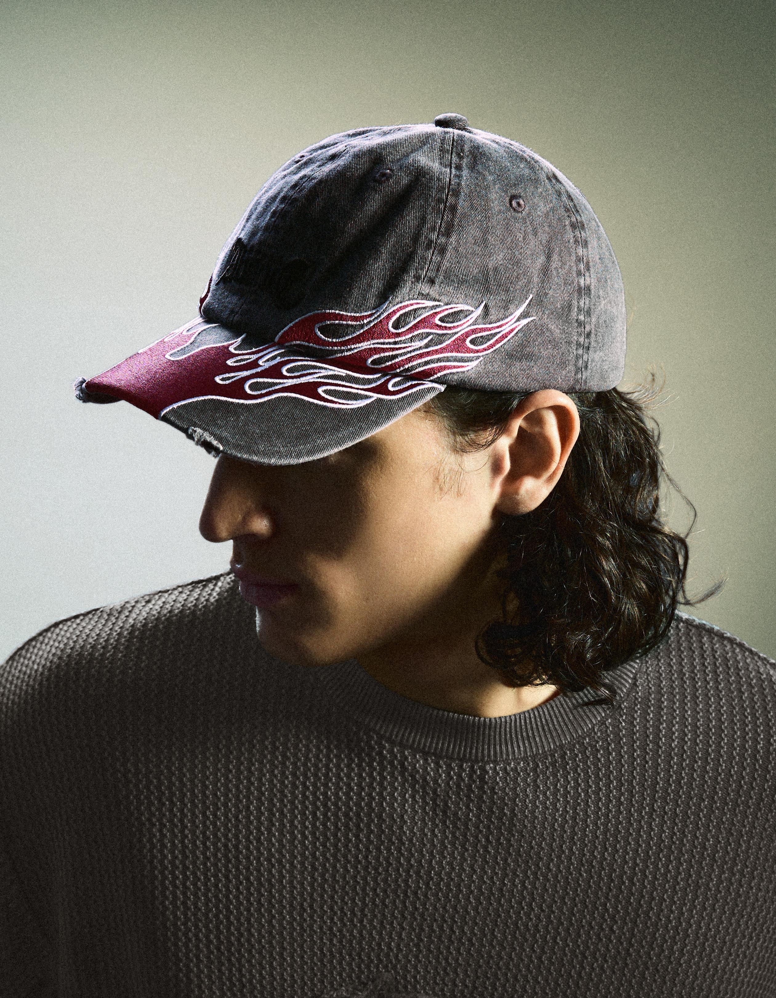 Washed-effect embroidered cap — Black