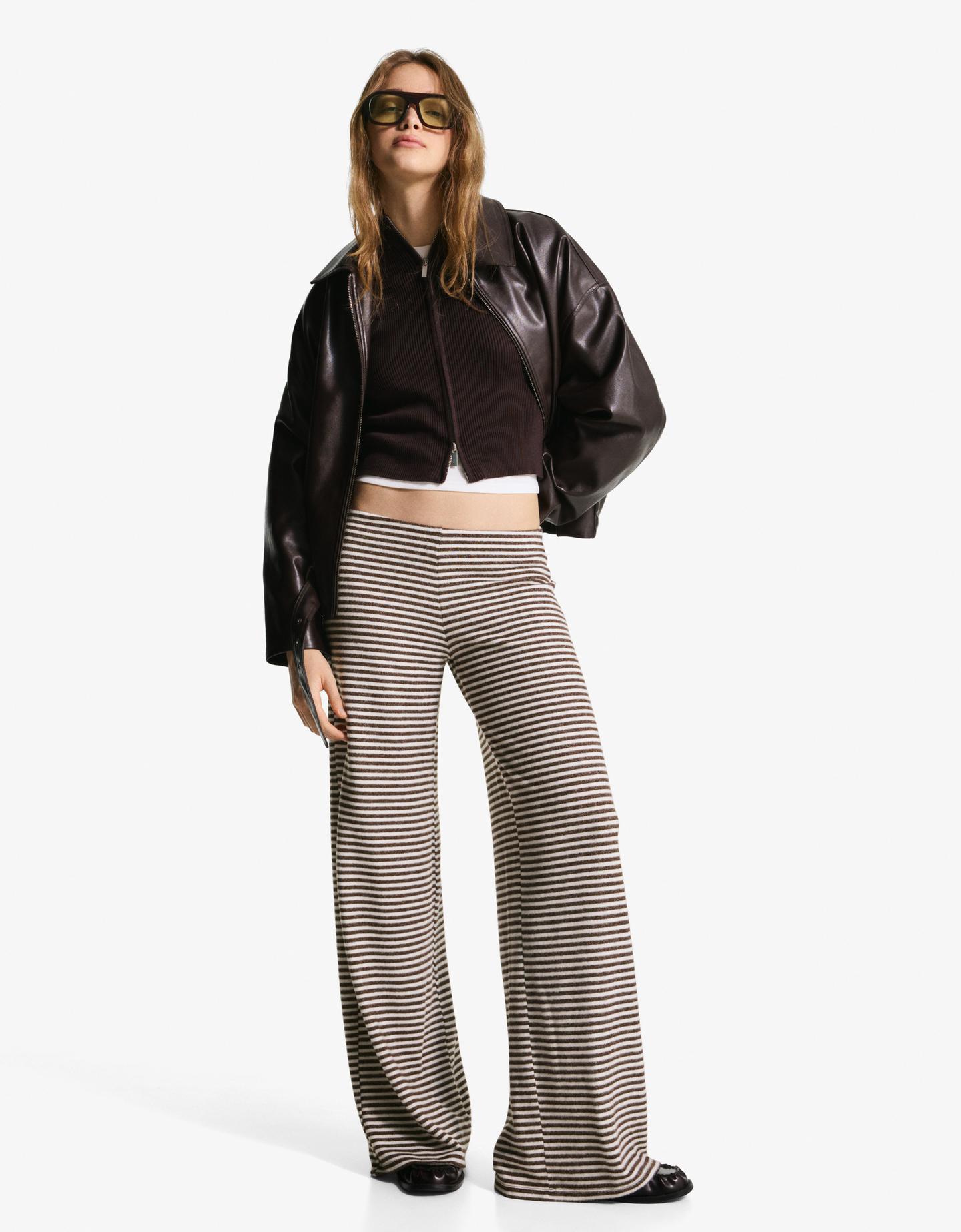 Bershka spodnie dzianinowe wide leg w paski brązowy