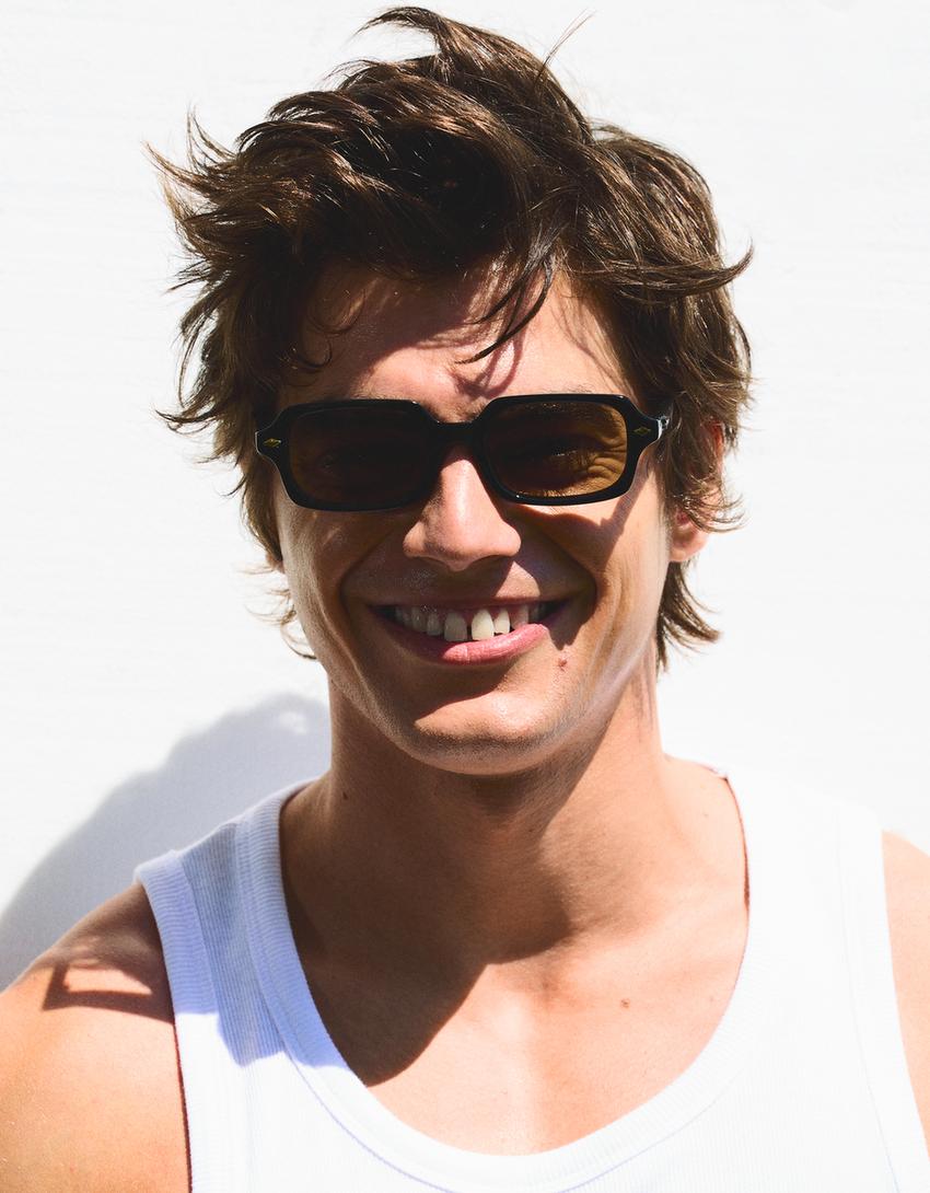 Coloured lens sunglasses
