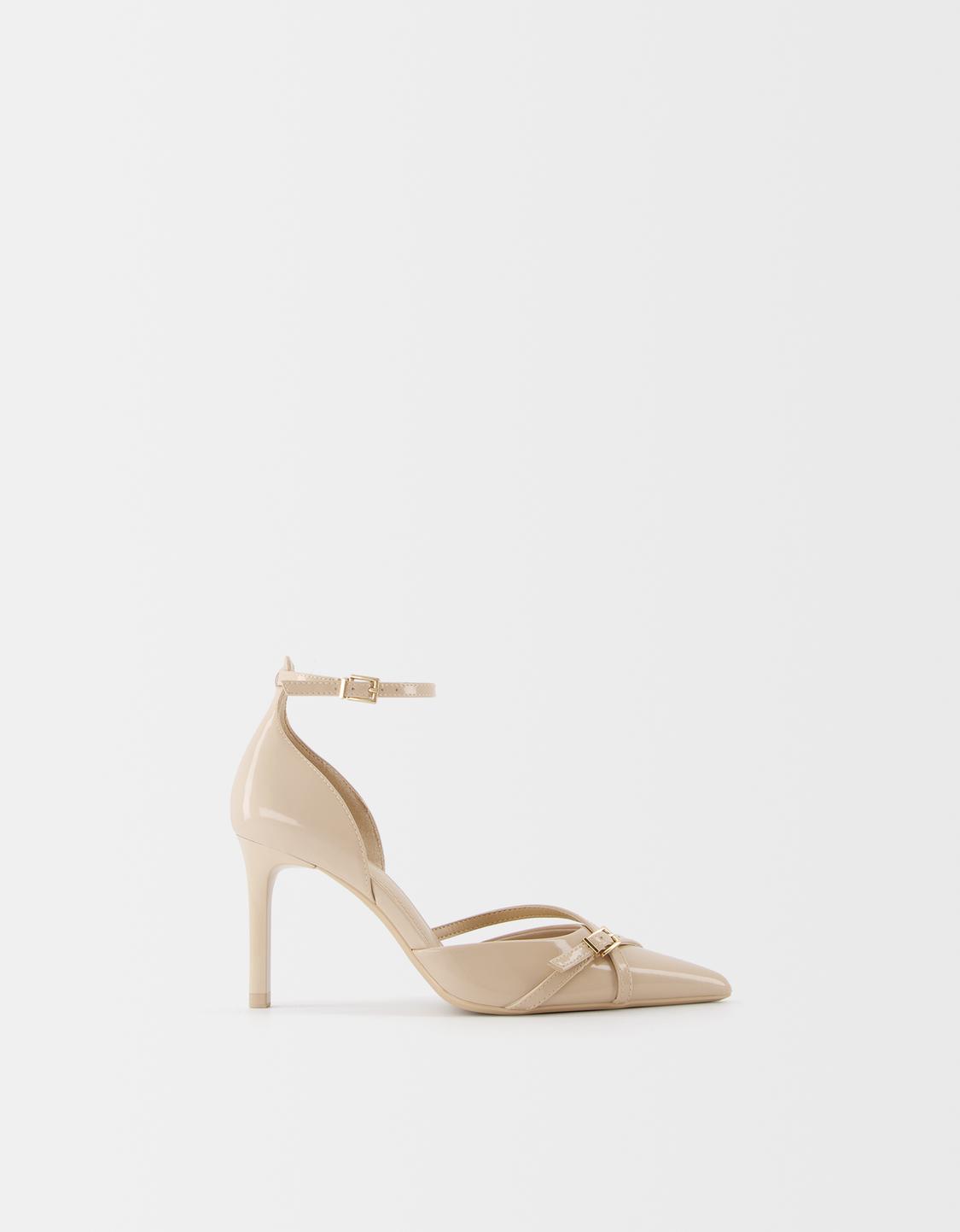 حذاء بكعب عال وأبازيم