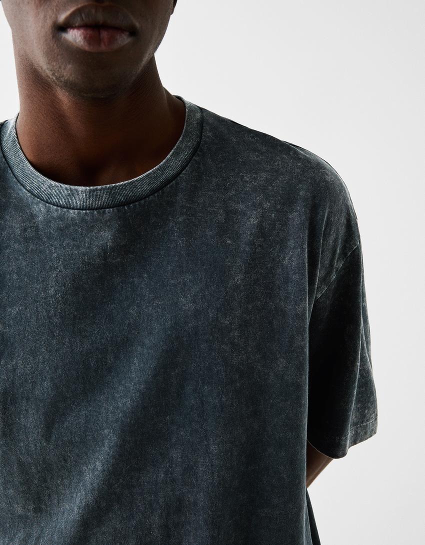 T-shirt manga curta boxy fit cropped efeito lavado-Preto-5