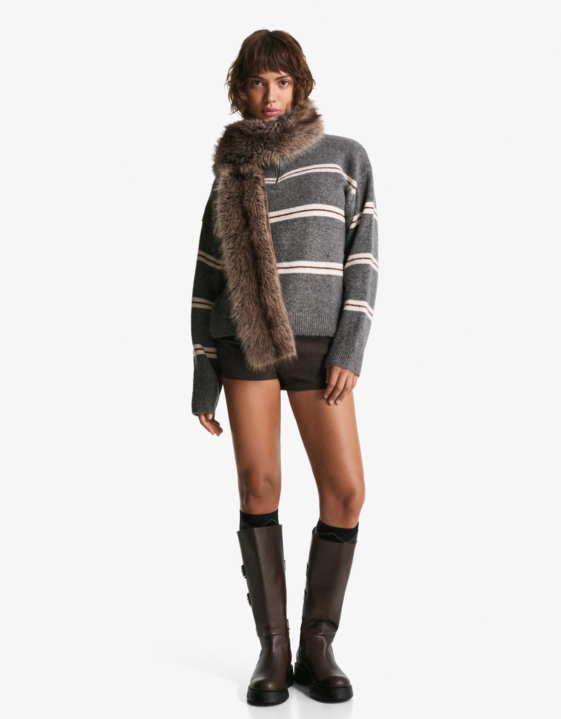 Sweter z golfem i suwakiem