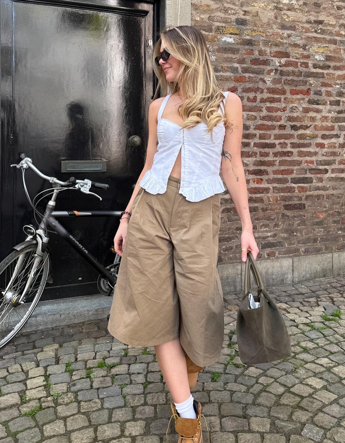 Voluminous Bermuda shorts with darts