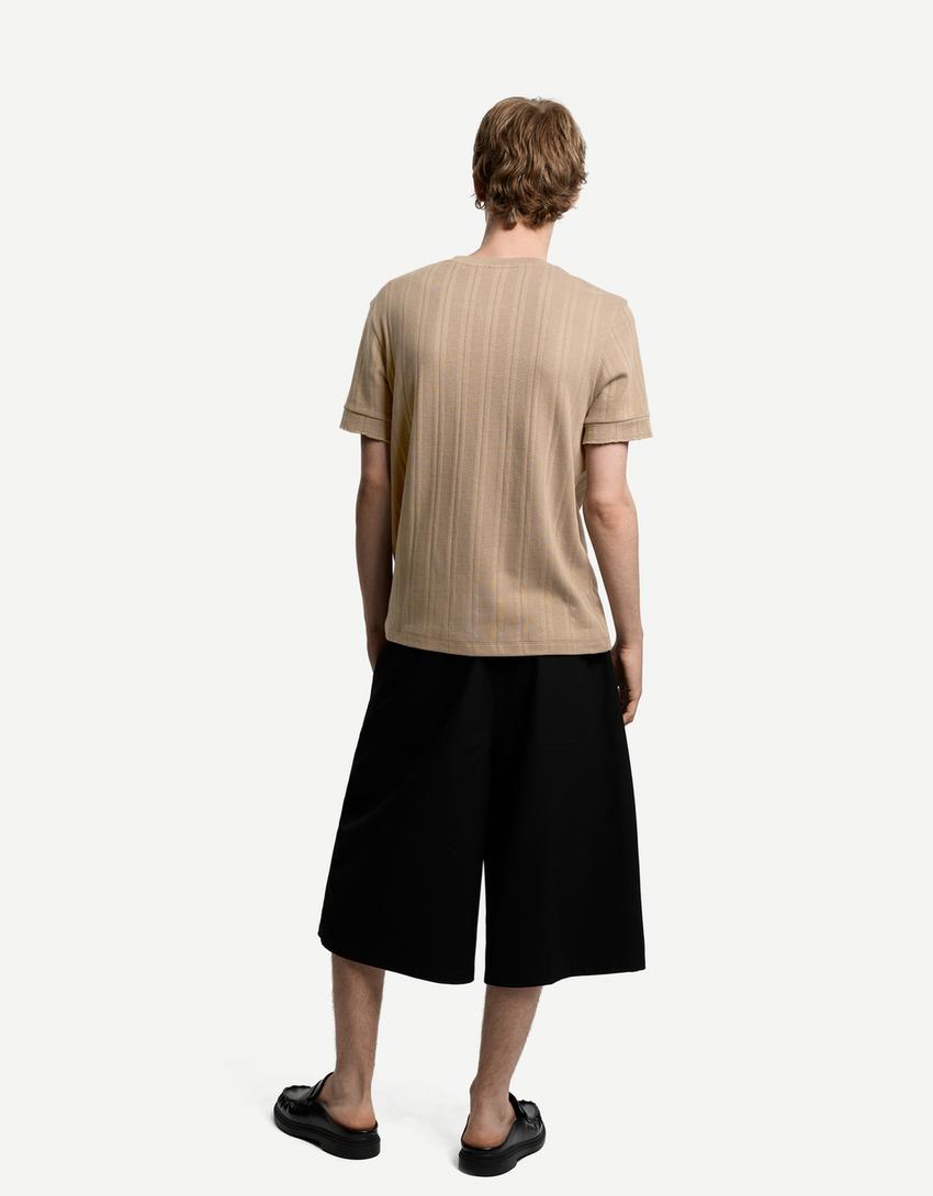 Kurzärmeliges T-Shirt mit Knopfstruktur-Braun-1