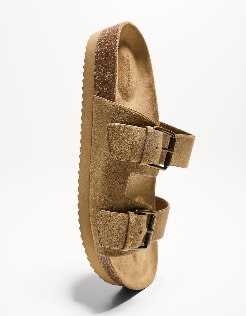 Flache Sandalen aus Leder mit Schnallen-Sandfarbe