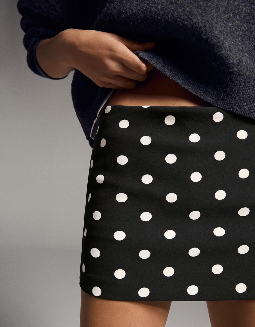 Saia-calça mini com fivela-Branco / Preto