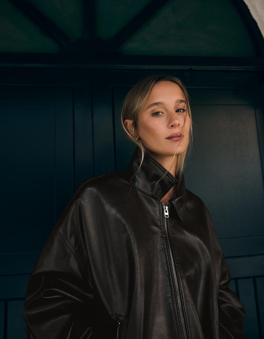 Cazadora bomber efecto piel cinturón-Negro