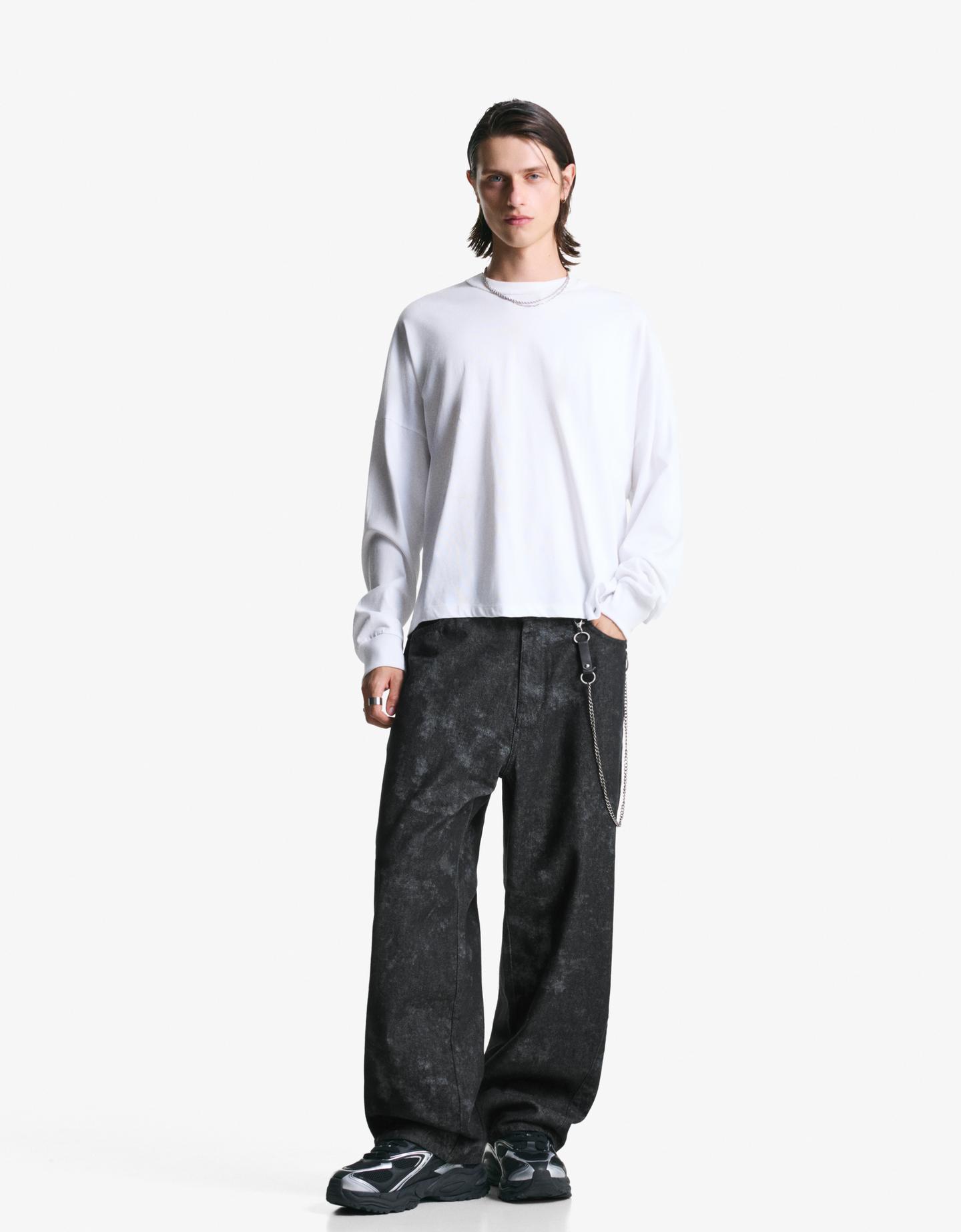 Bershka spodnie superbaggy z nadrukiem czarny