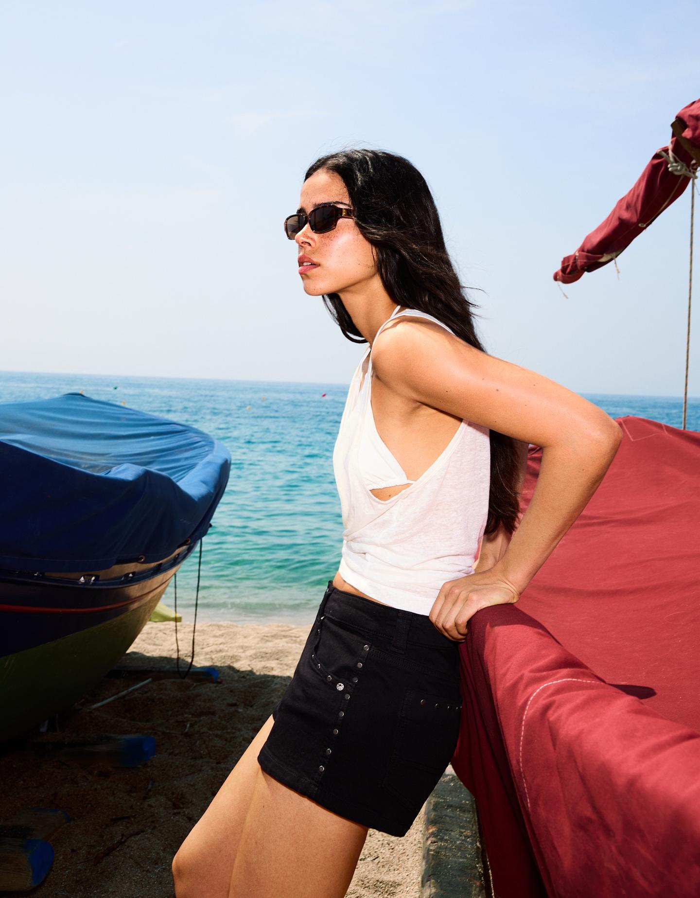 Bershka obszerne spodenki z ćwiekami czarny