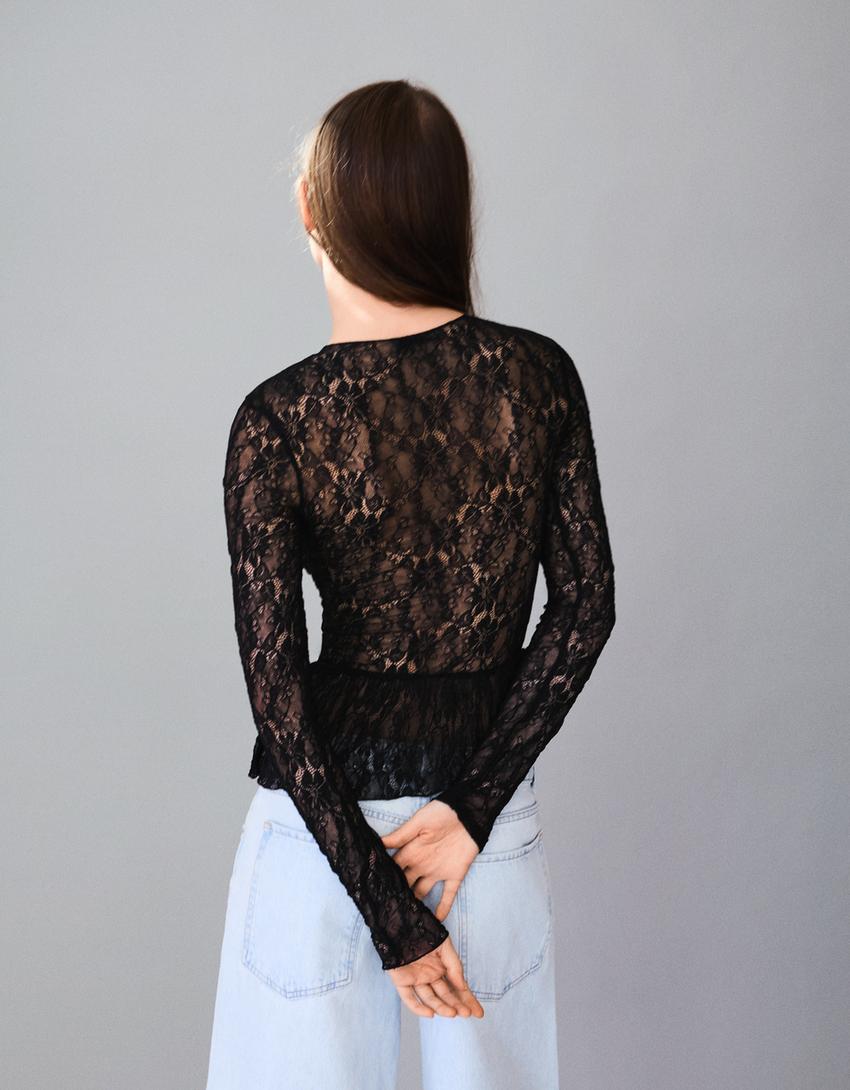 Camiseta manga comprida com renda e babado-Preto