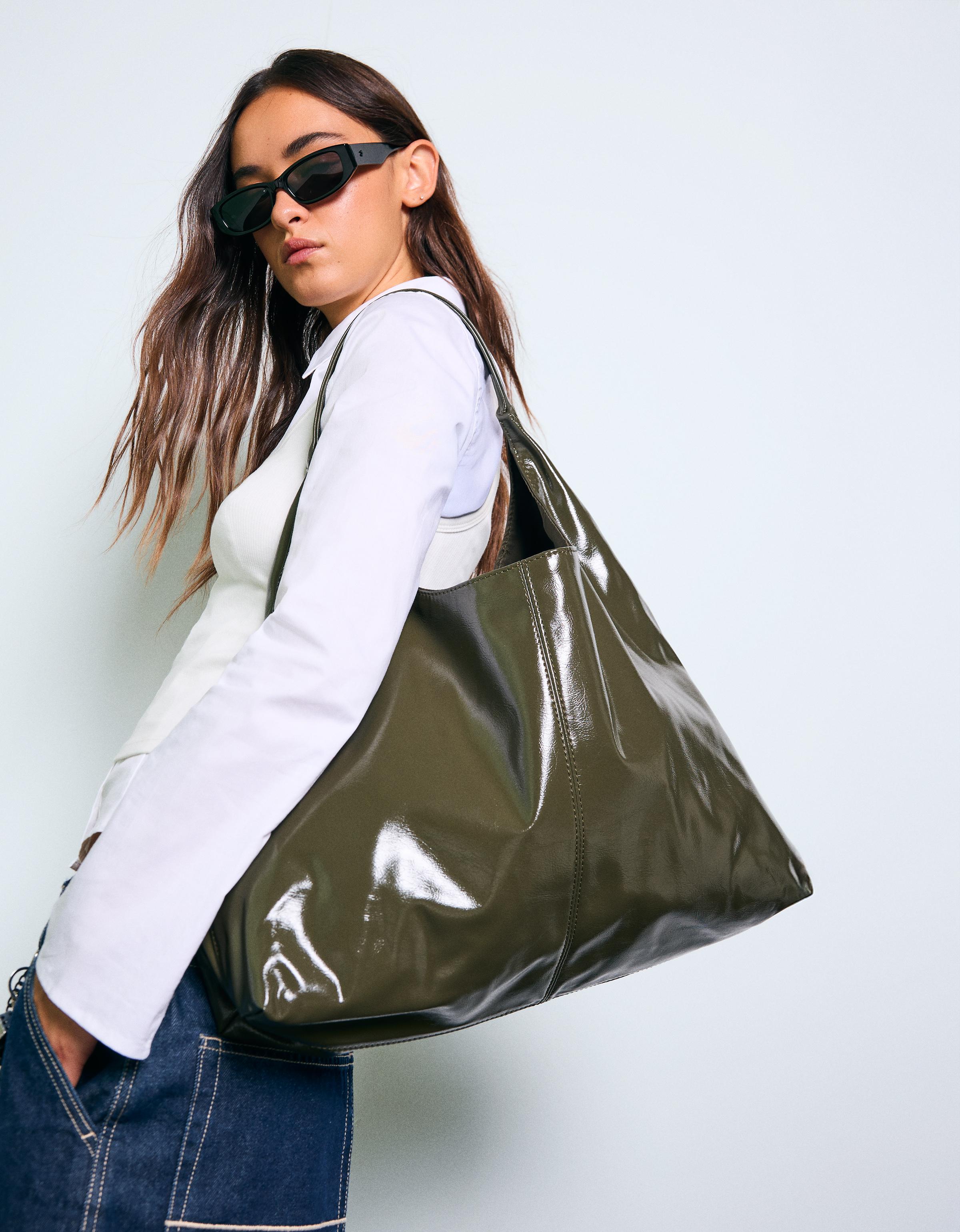 Bershka Tasche In Lackoptik Damen Khaki