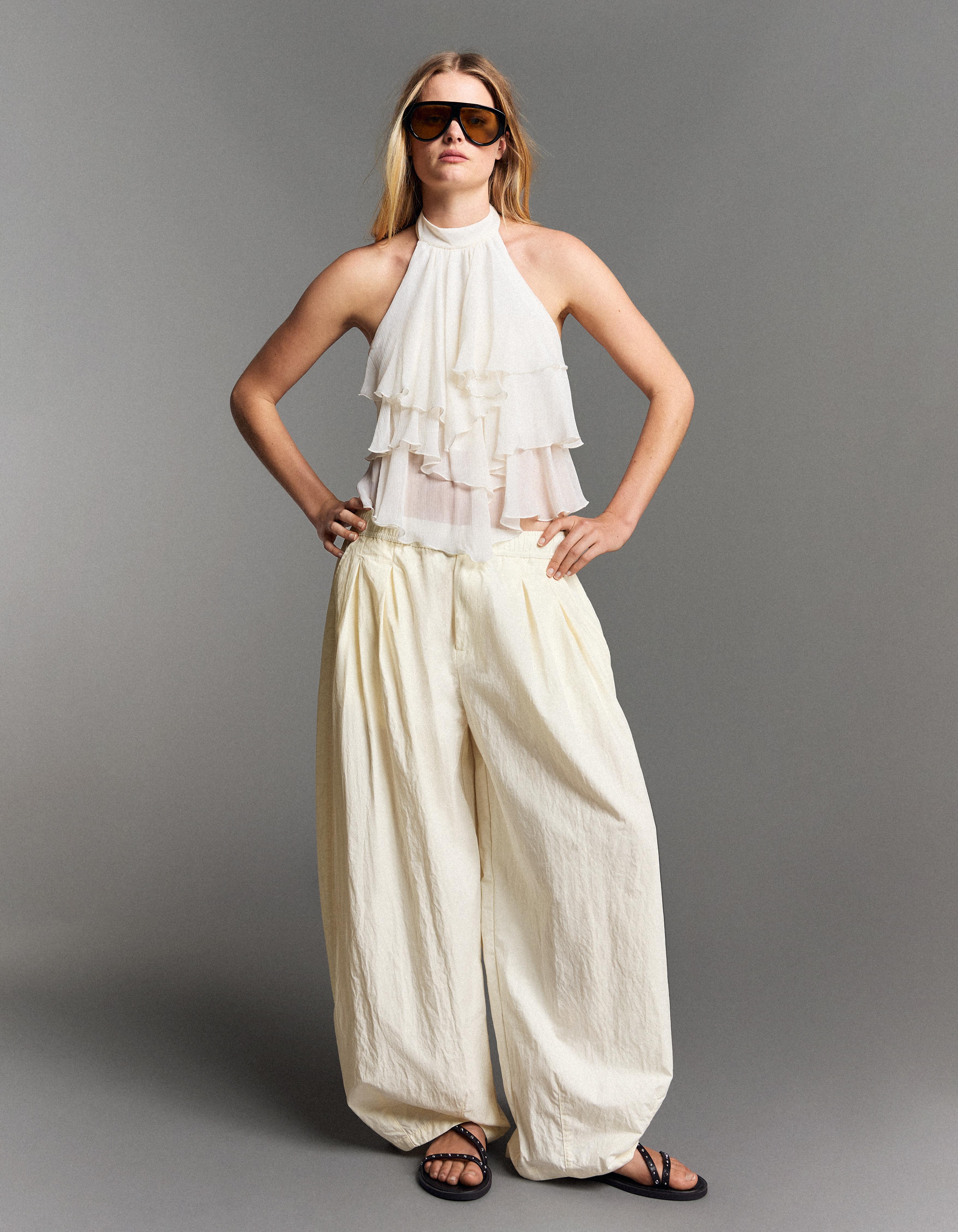 Bershka Pantalón Técnico Cropped Volumen Mujer Crudo