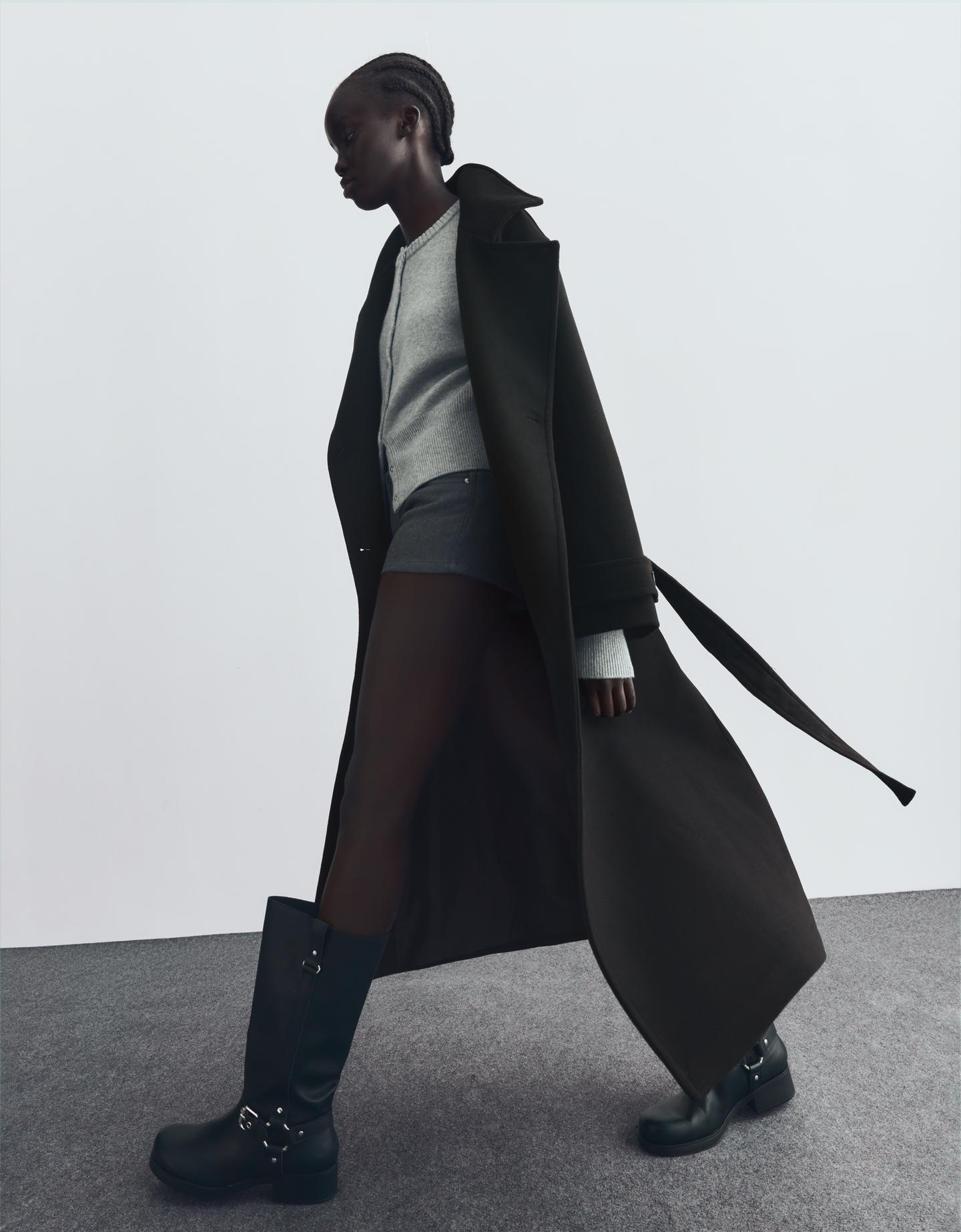 Bershka długi płaszcz z wysokim kołnierzem czarny