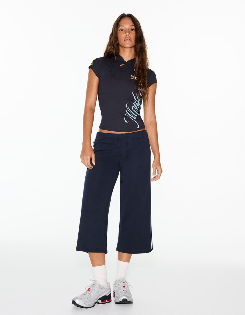 T-Shirt mit kurzen Ärmeln und Knebelknöpfen-Blau