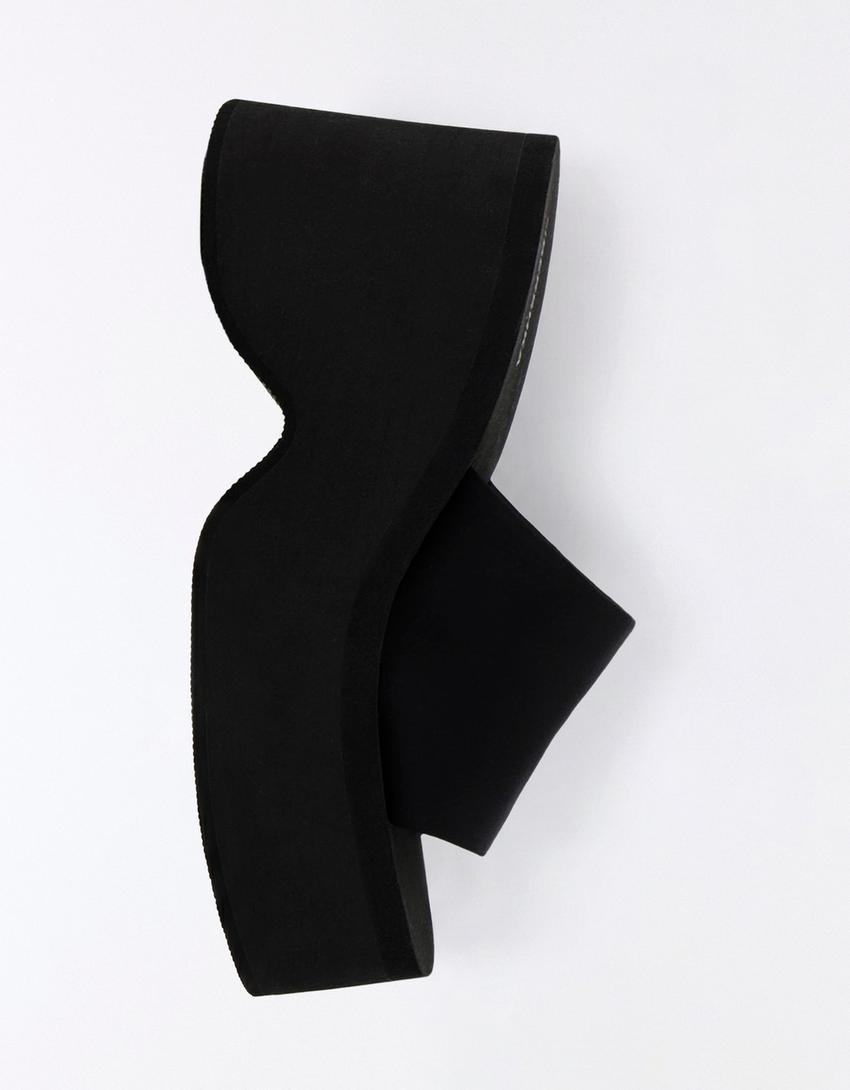 Pantoletten mit Plateau-Schwarz