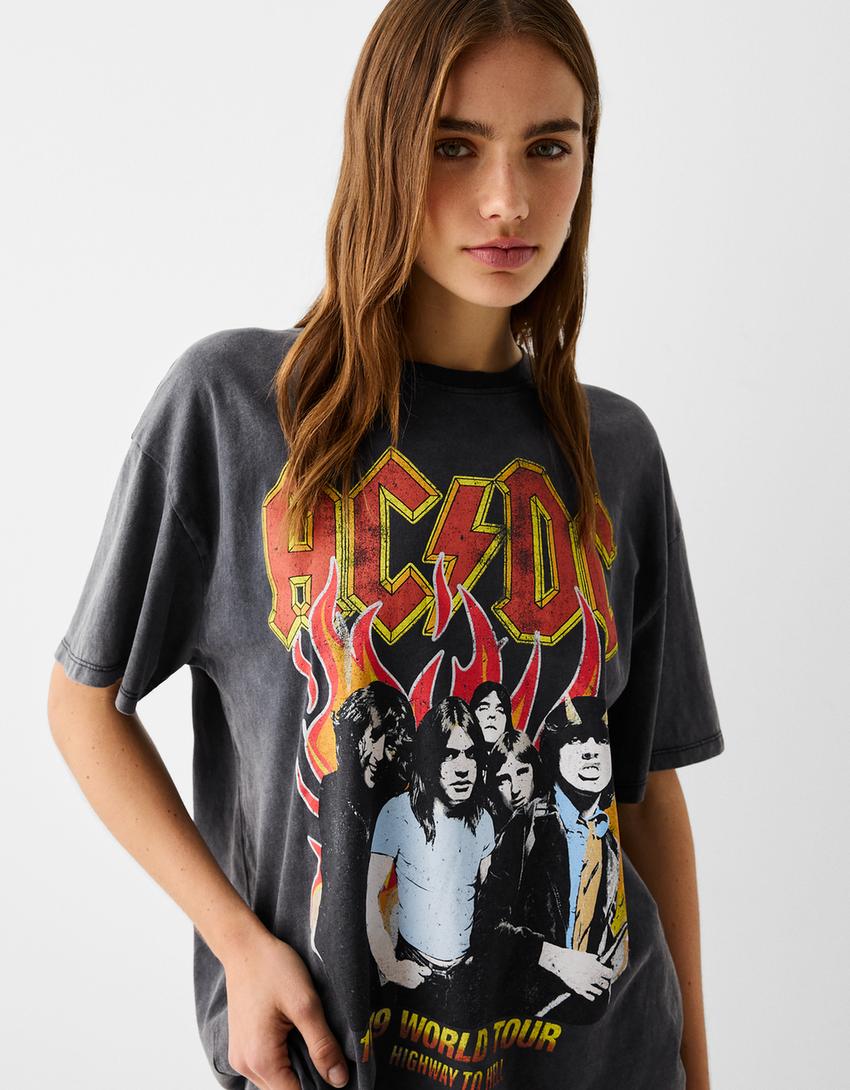 Short sleeve AC/DC print T-shirt - Women | Bershka