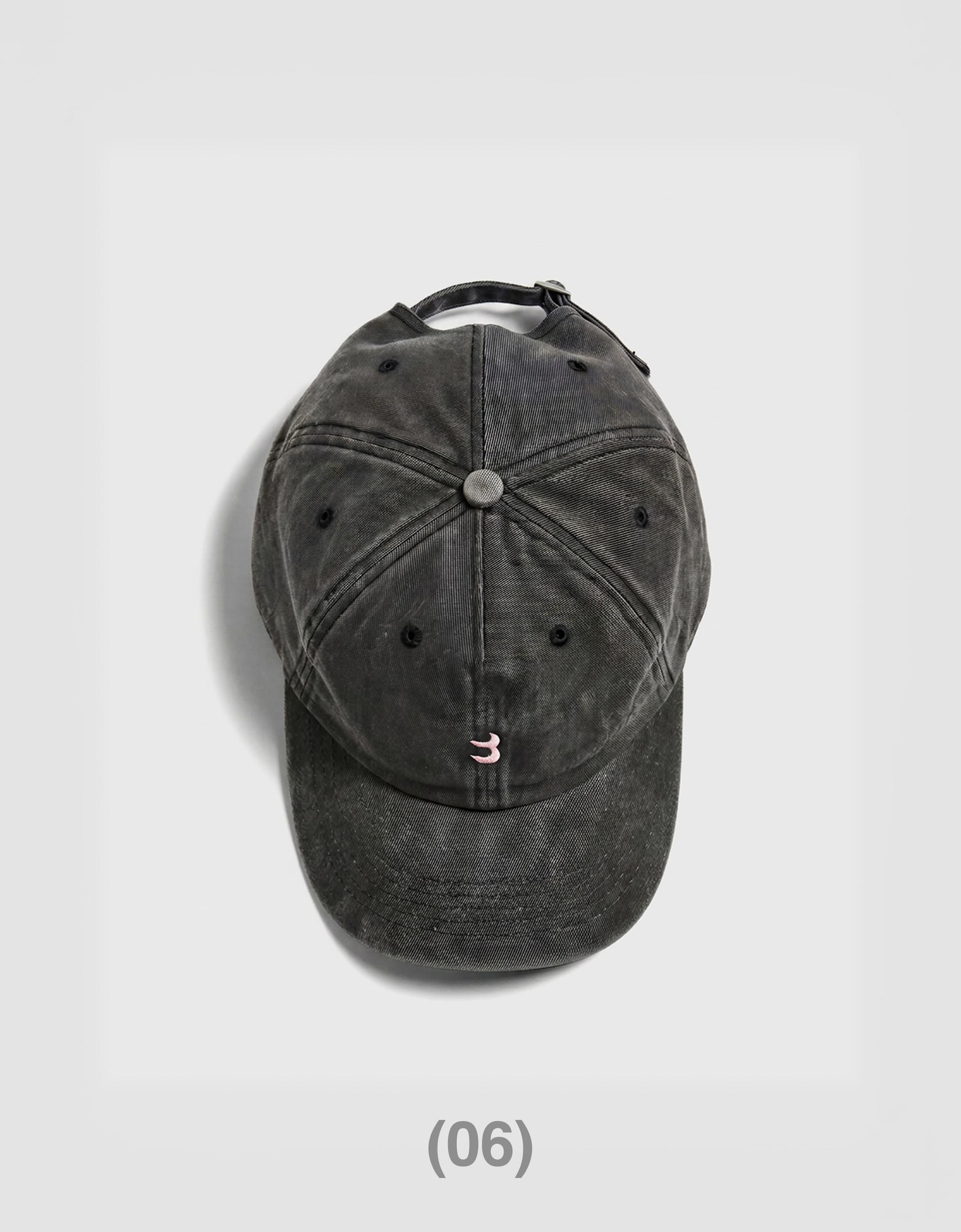 Embroidered cap — Black
