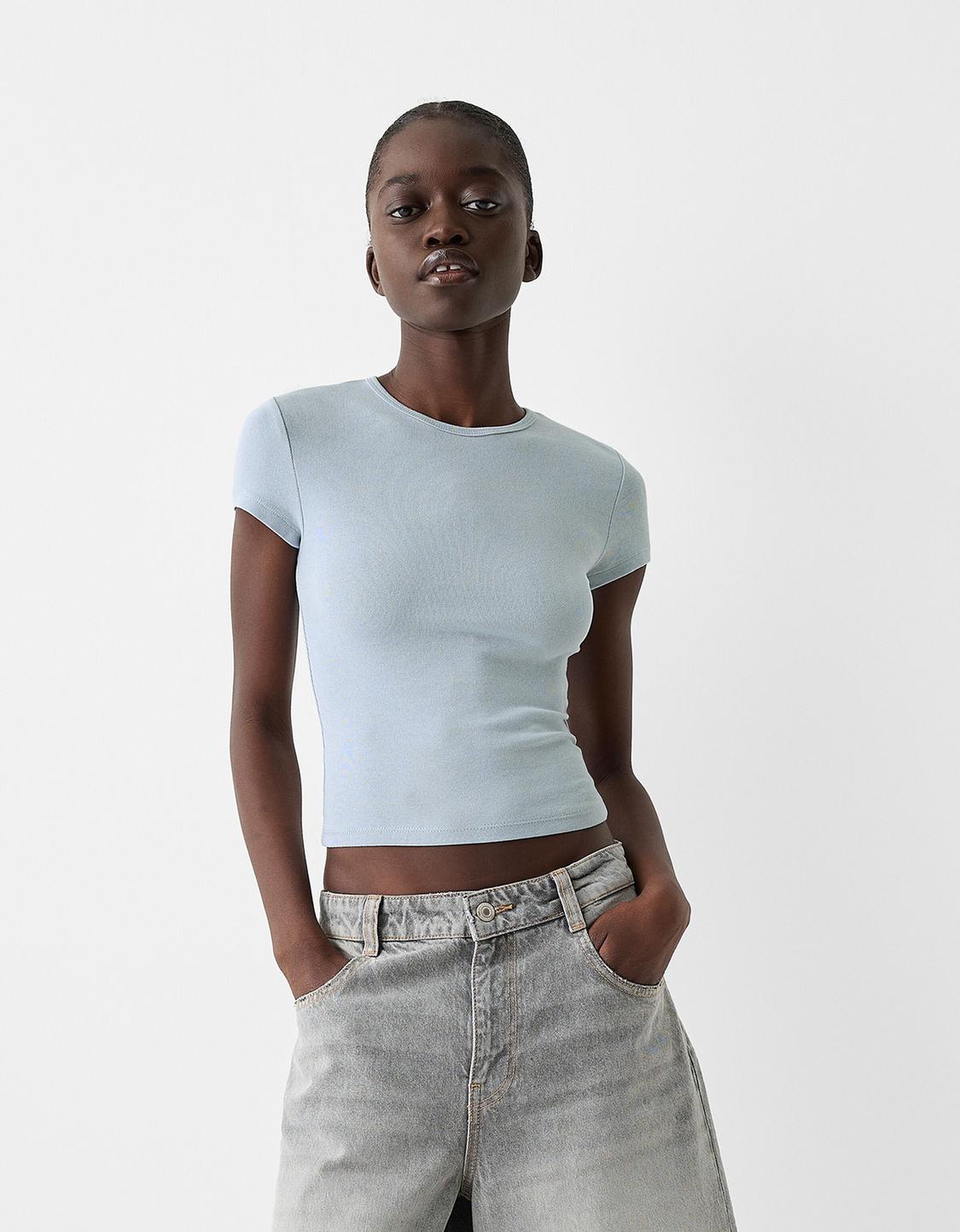 Short sleeve T-shirt with a round neck