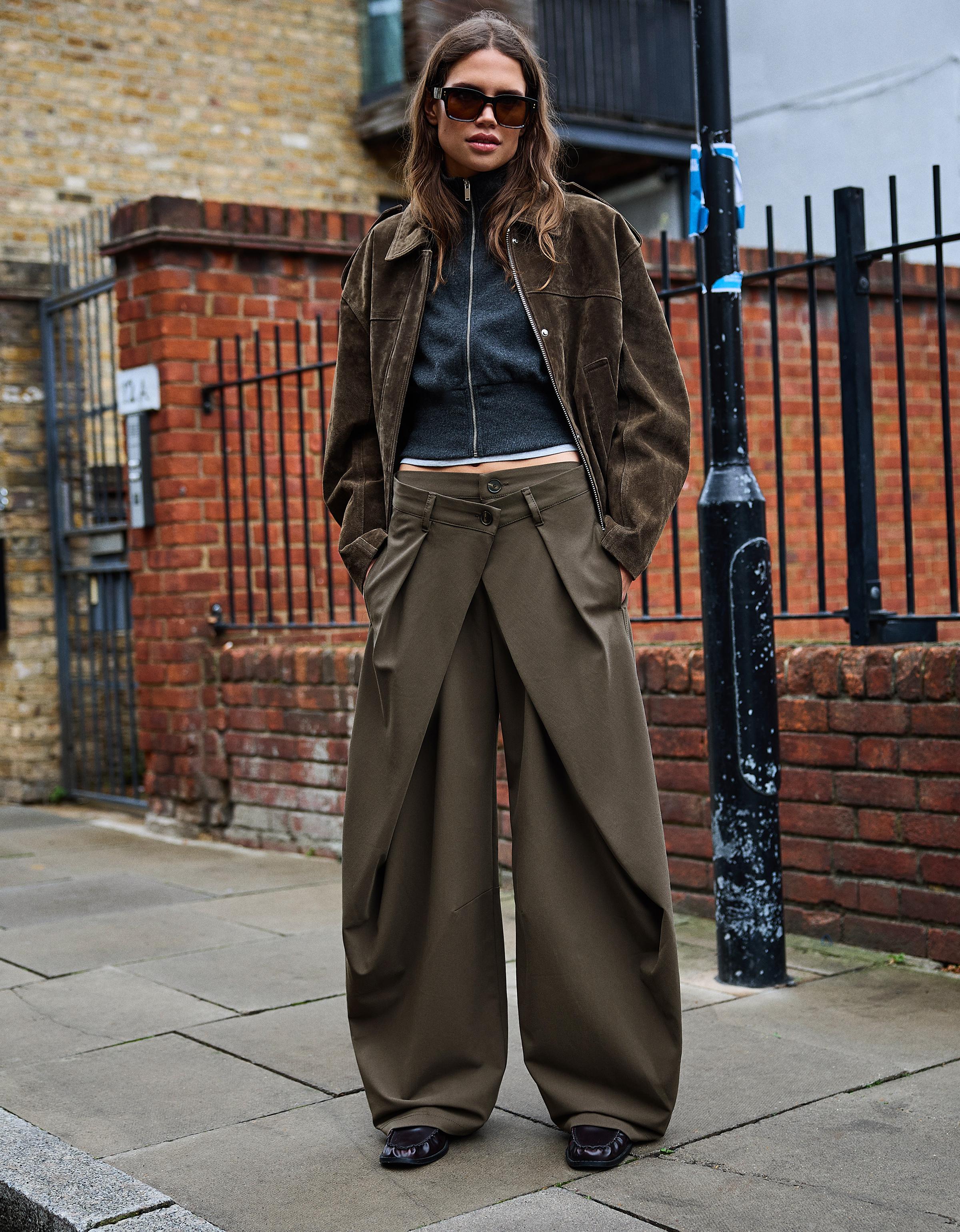 Pleated double-button trousers — Sand