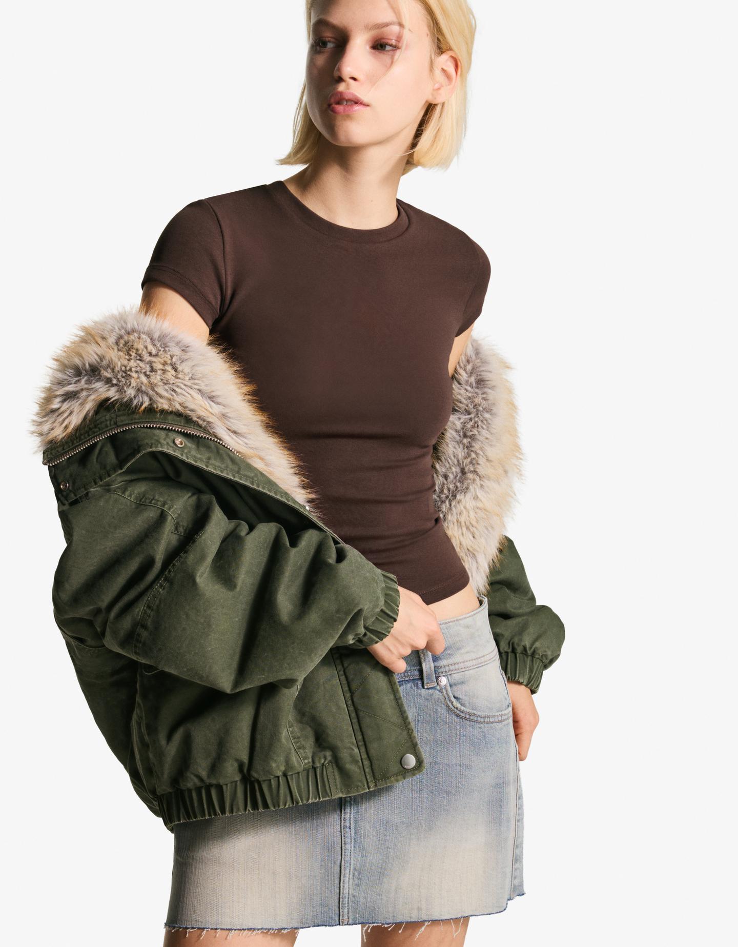 Bershka koszulka z krótkim rękawem i okrągłym dekoltem brązowy