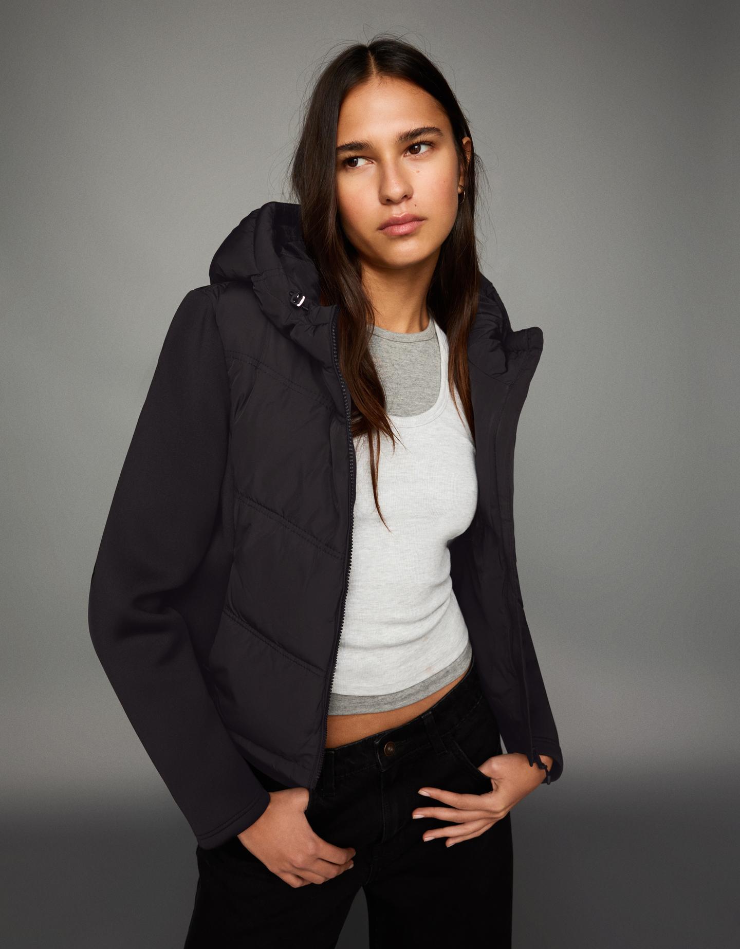 Bershka kurtka z kapturem połączona z efektem neoprenu czarny